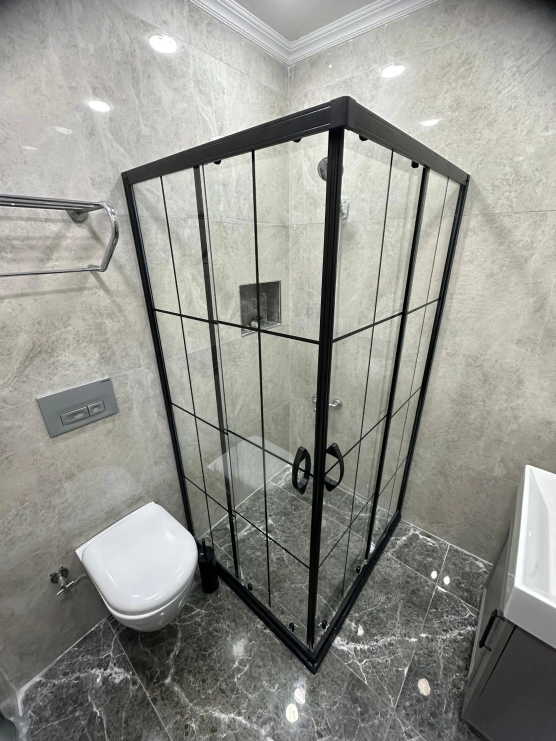 Shower in Big Orange Hotel Old City