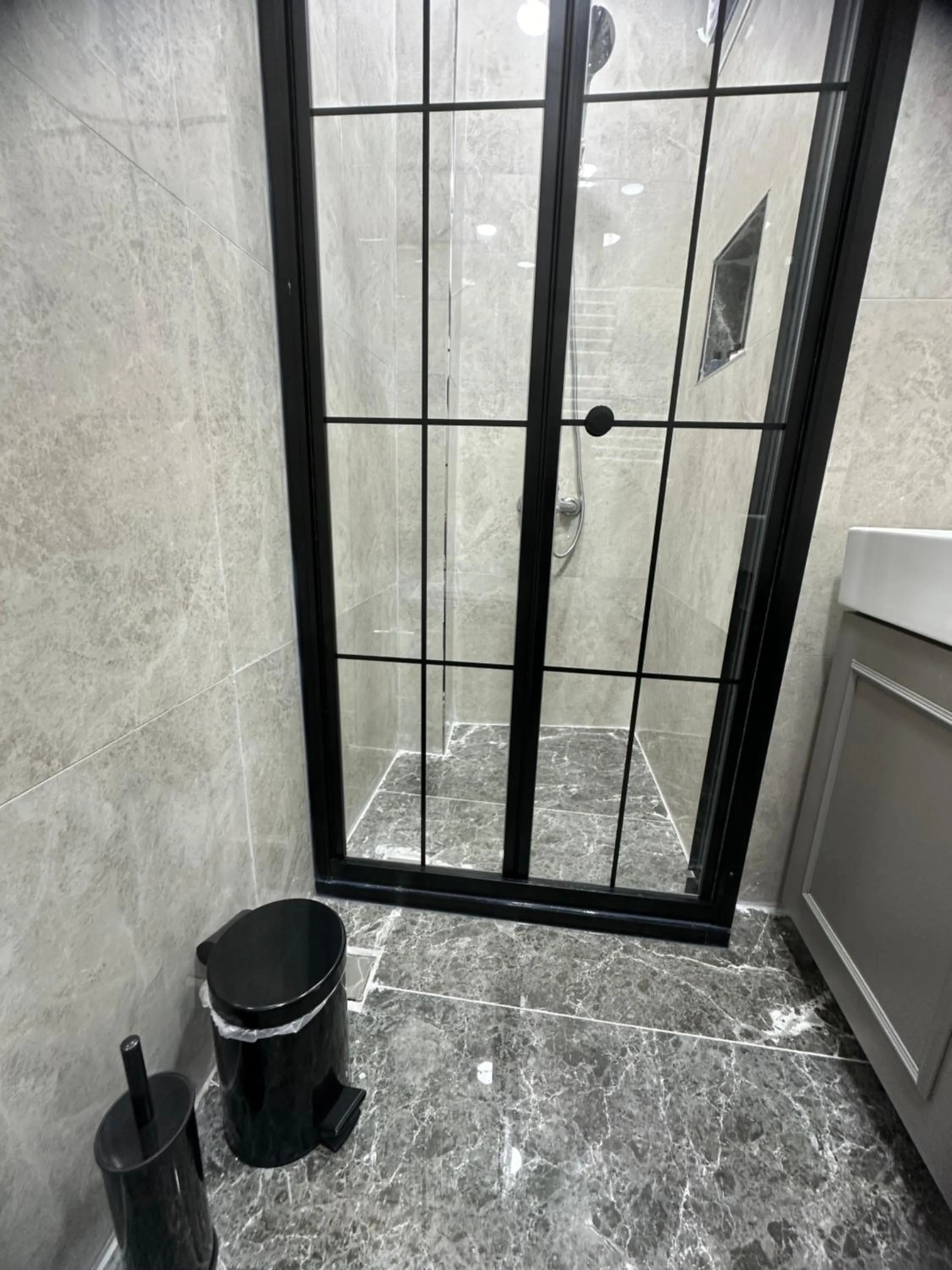 Shower in Big Orange Hotel Old City