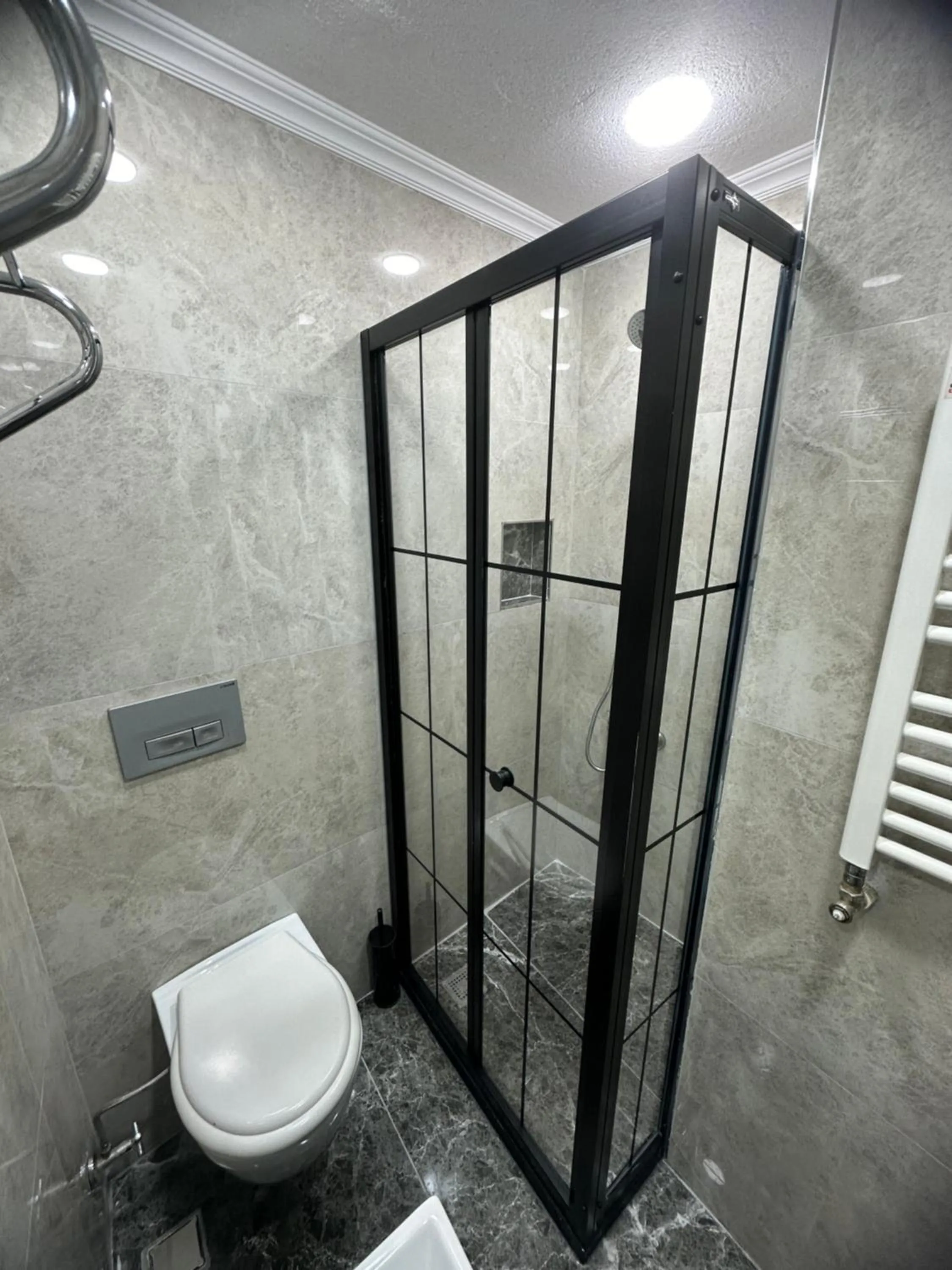 Shower in Big Orange Hotel Old City