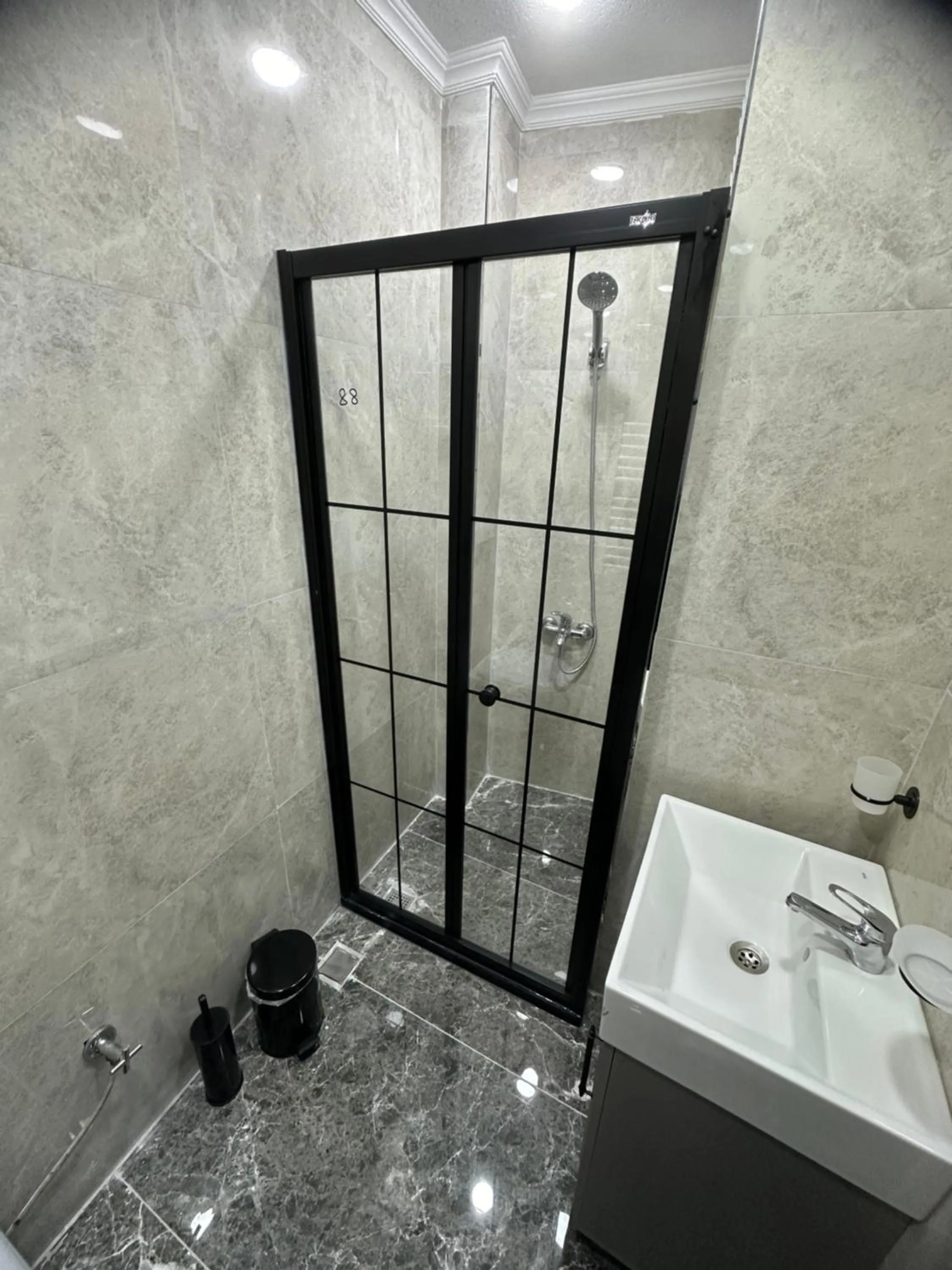 Shower in Big Orange Hotel Old City