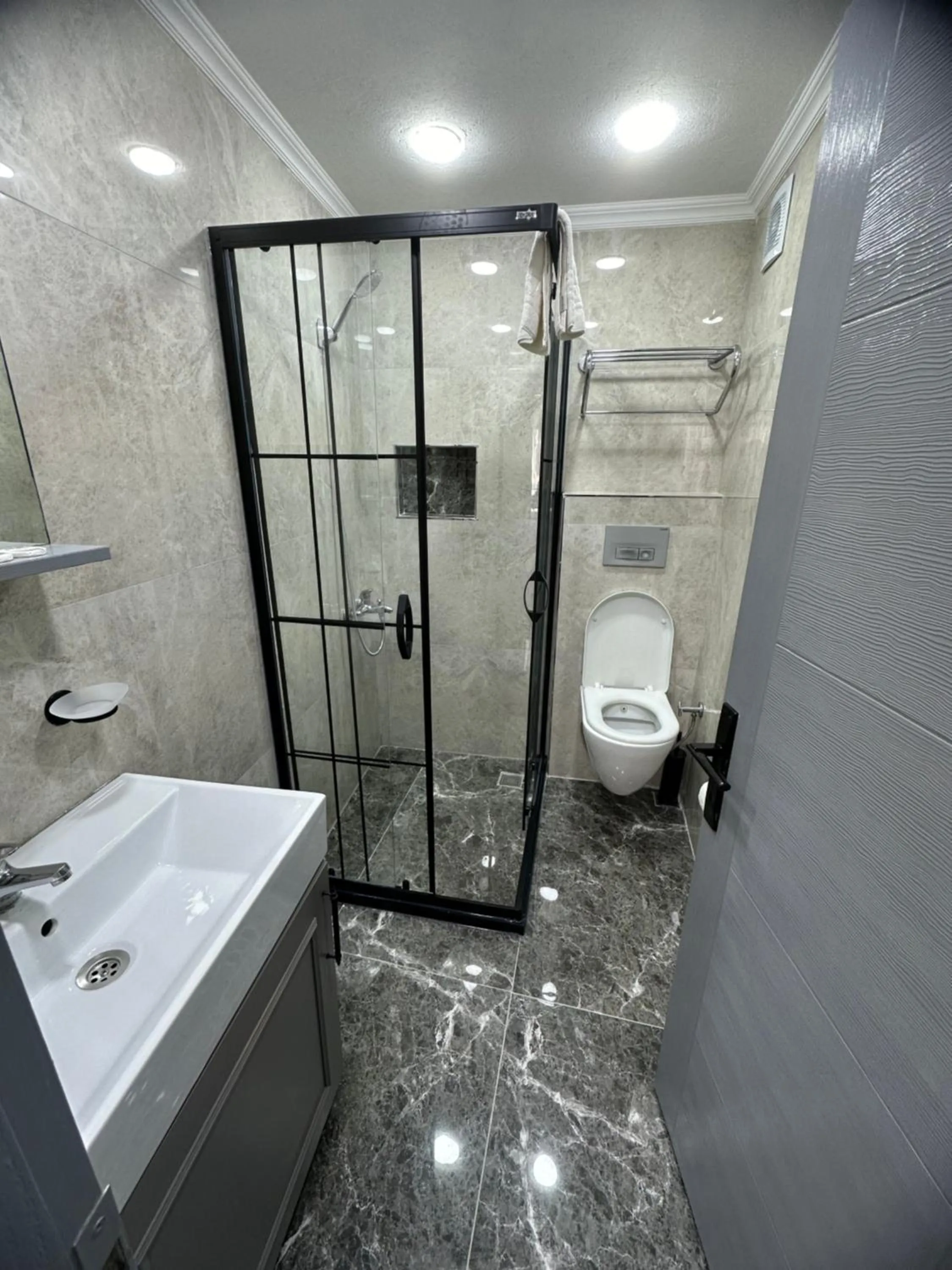 Shower in Big Orange Hotel Old City