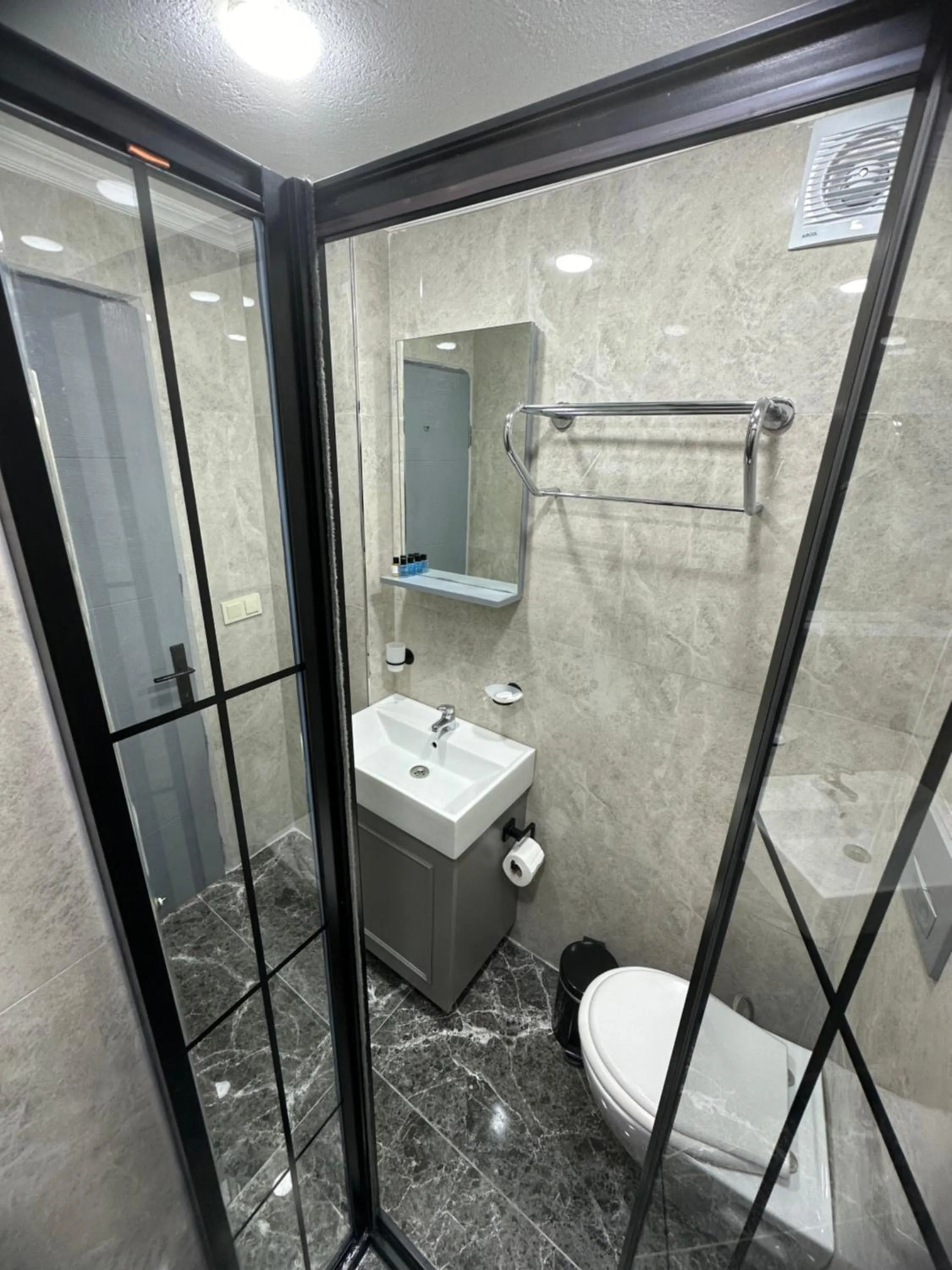 Shower in Big Orange Hotel Old City