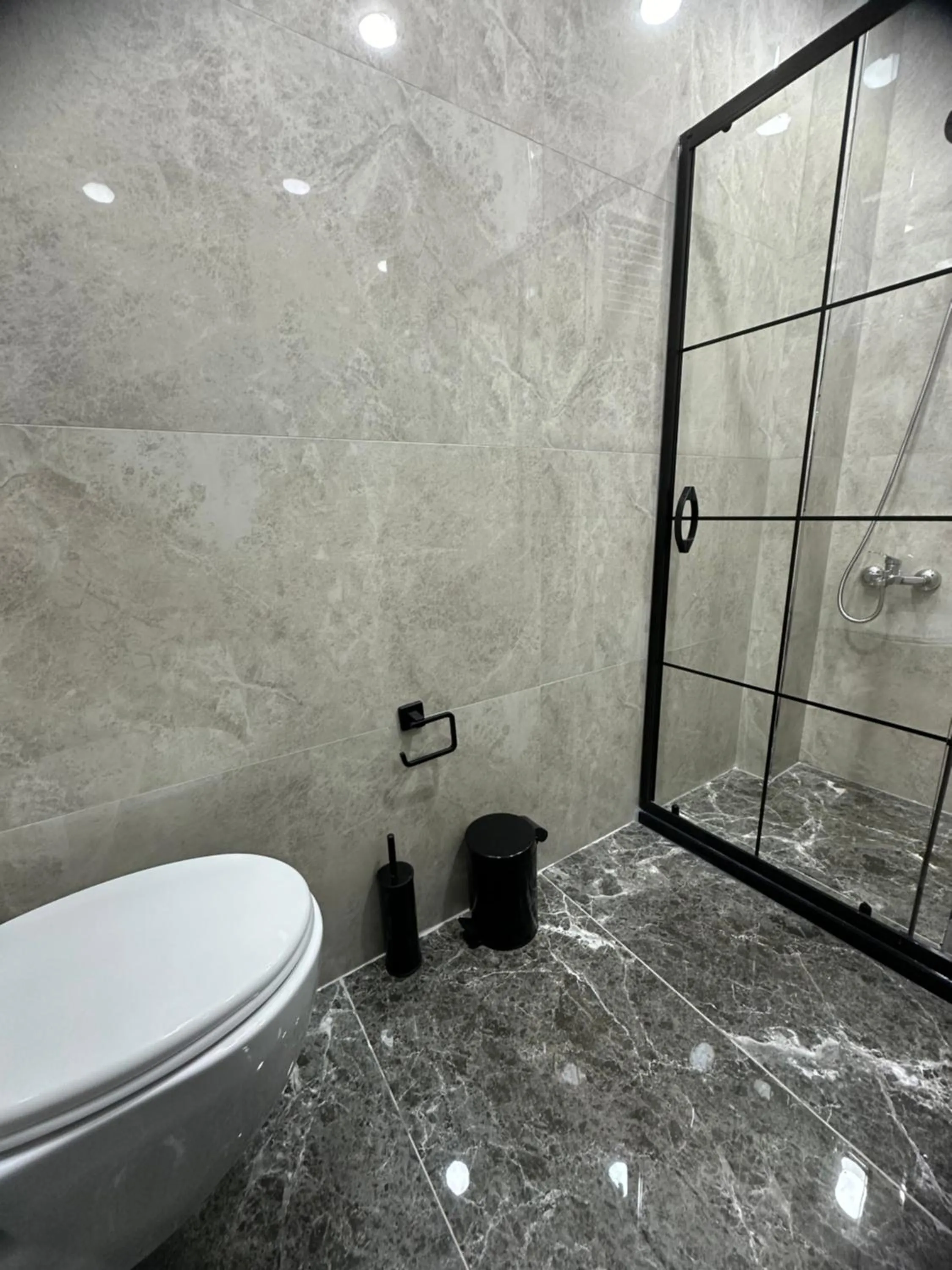 Shower in Big Orange Hotel Old City