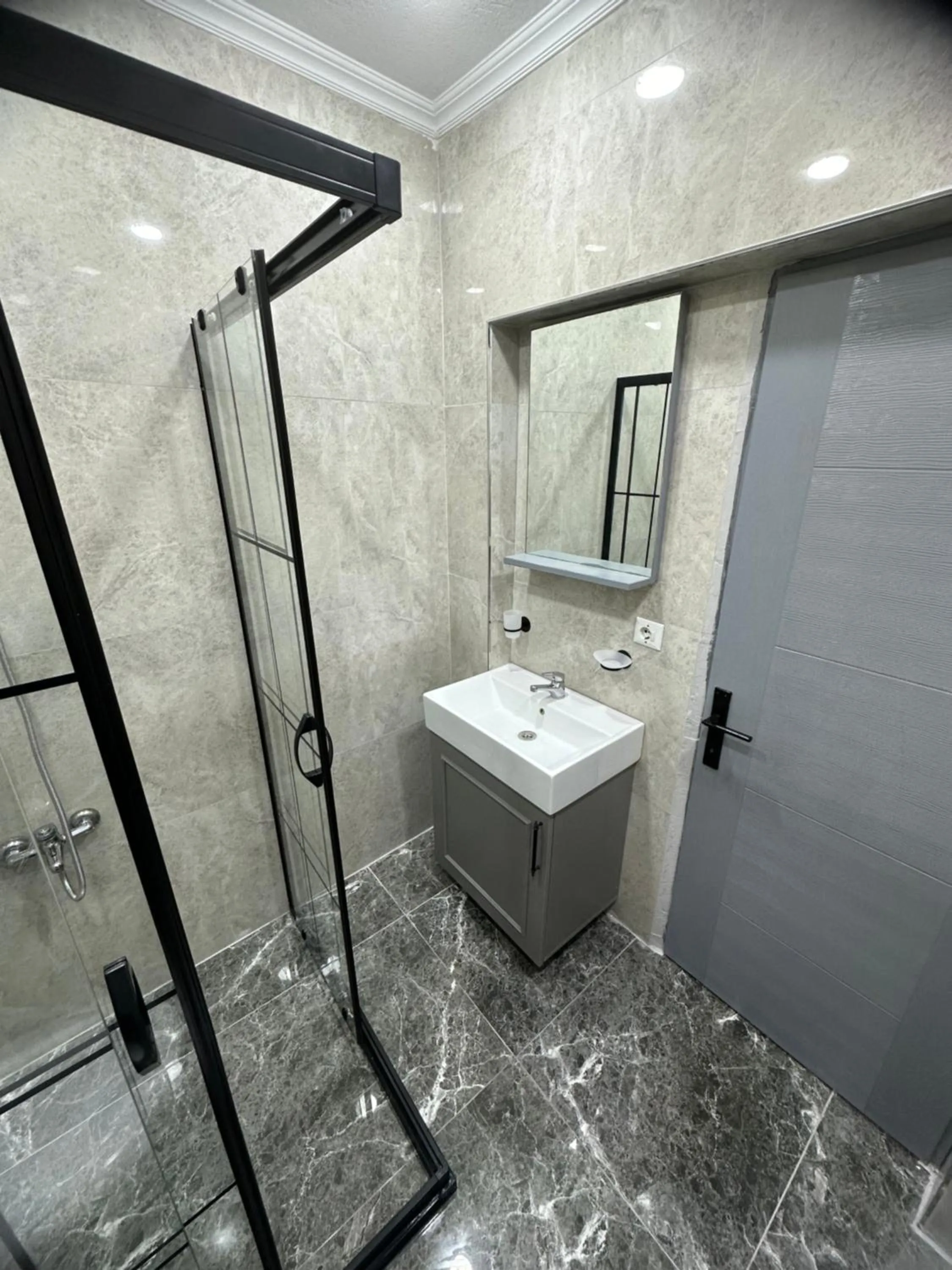 Shower in Big Orange Hotel Old City