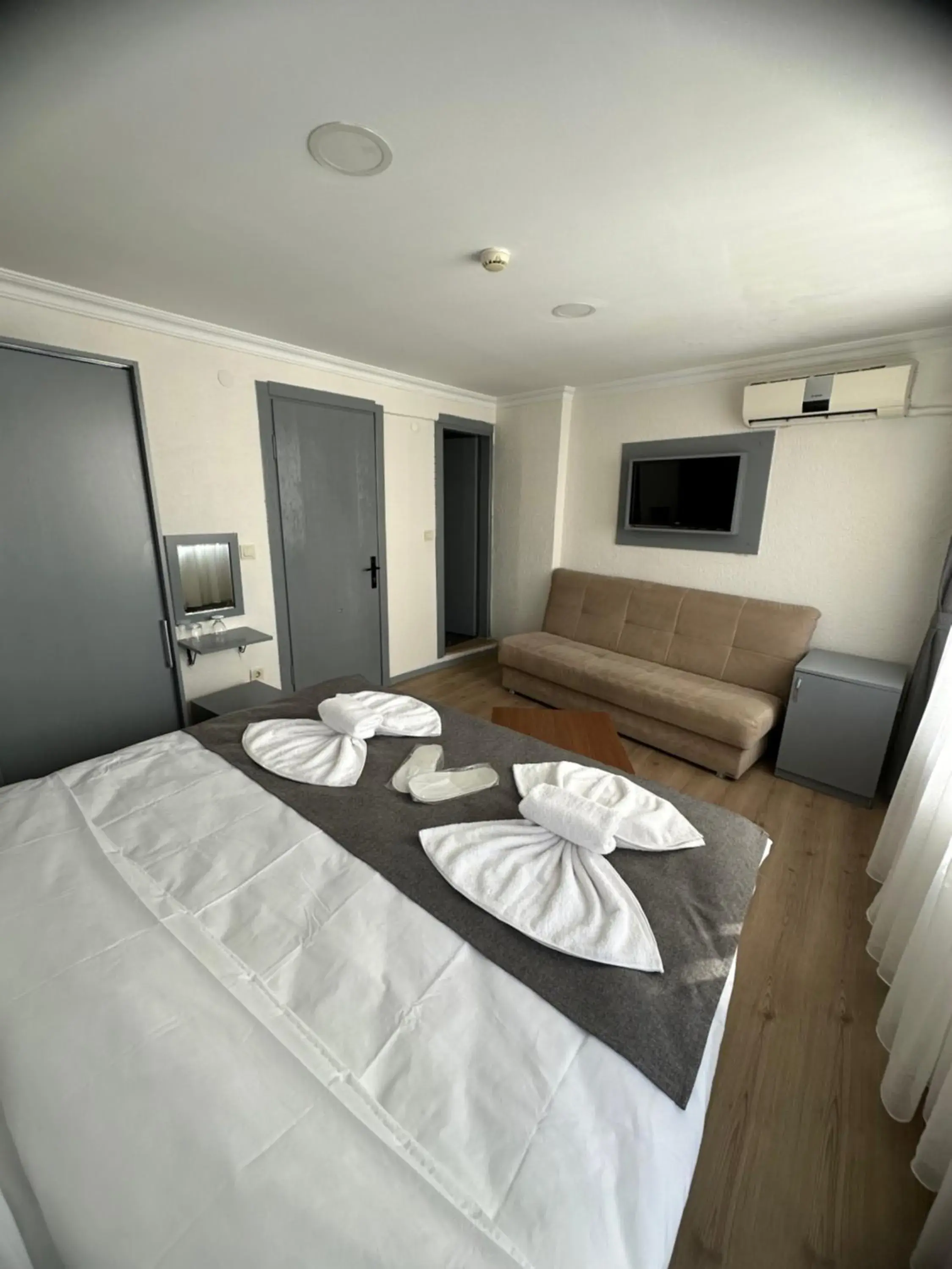 Deluxe King Room in Big Orange Hotel Old City Deluxe King Room in Big Orange Hotel Old City