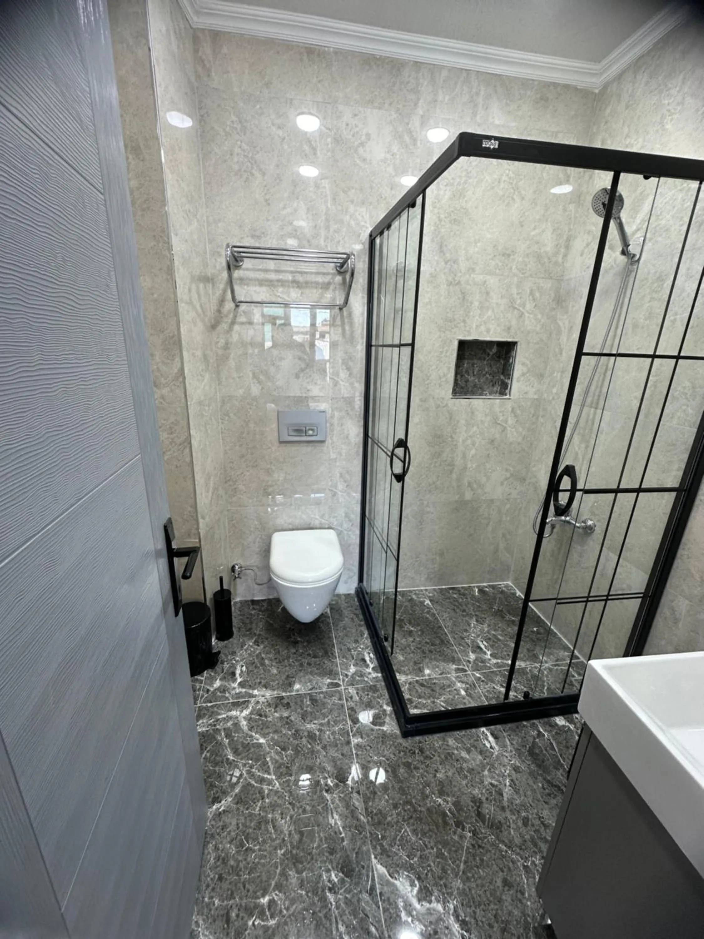 Shower in Big Orange Hotel Old City