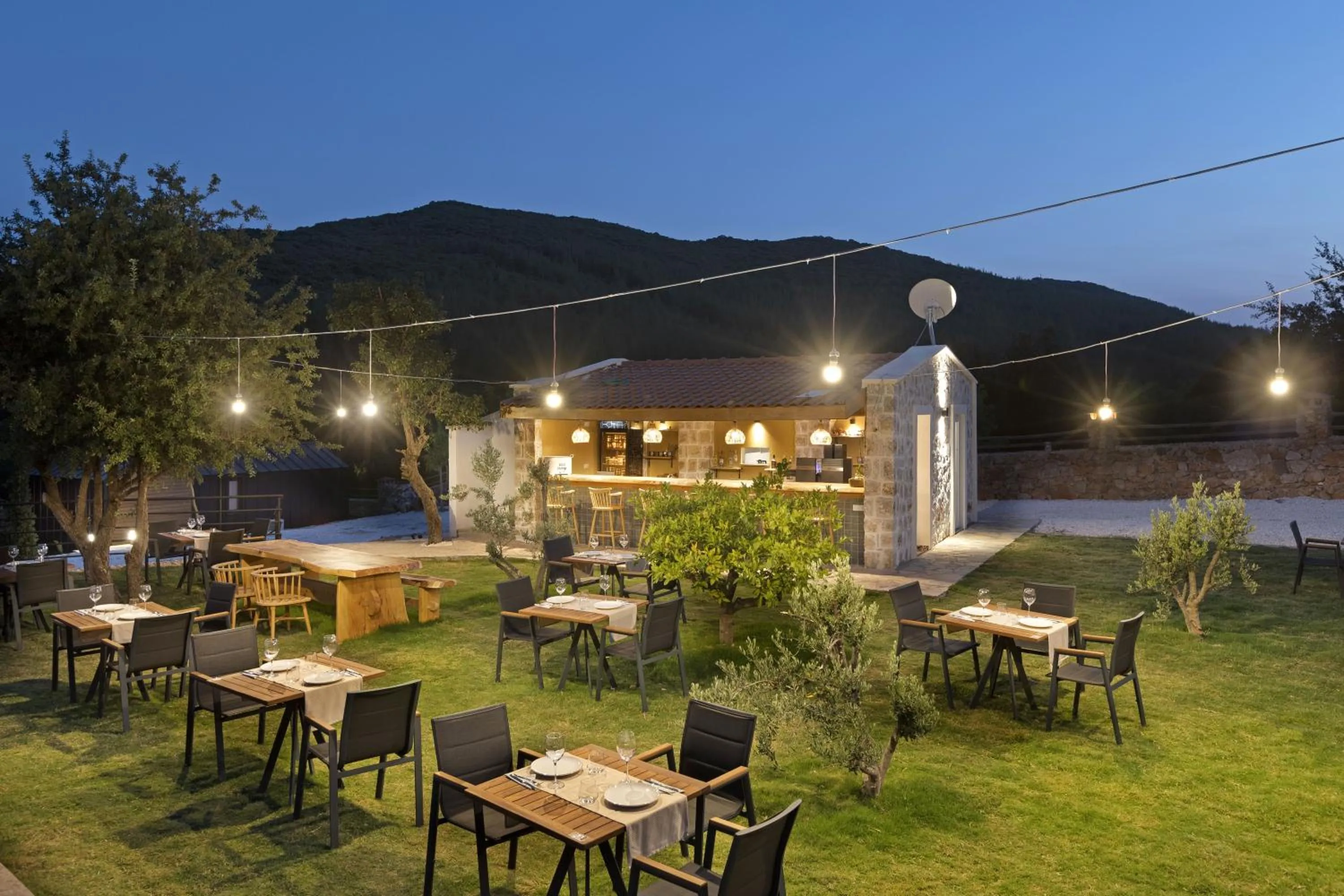 Restaurant/places to eat in Kairos Hotel