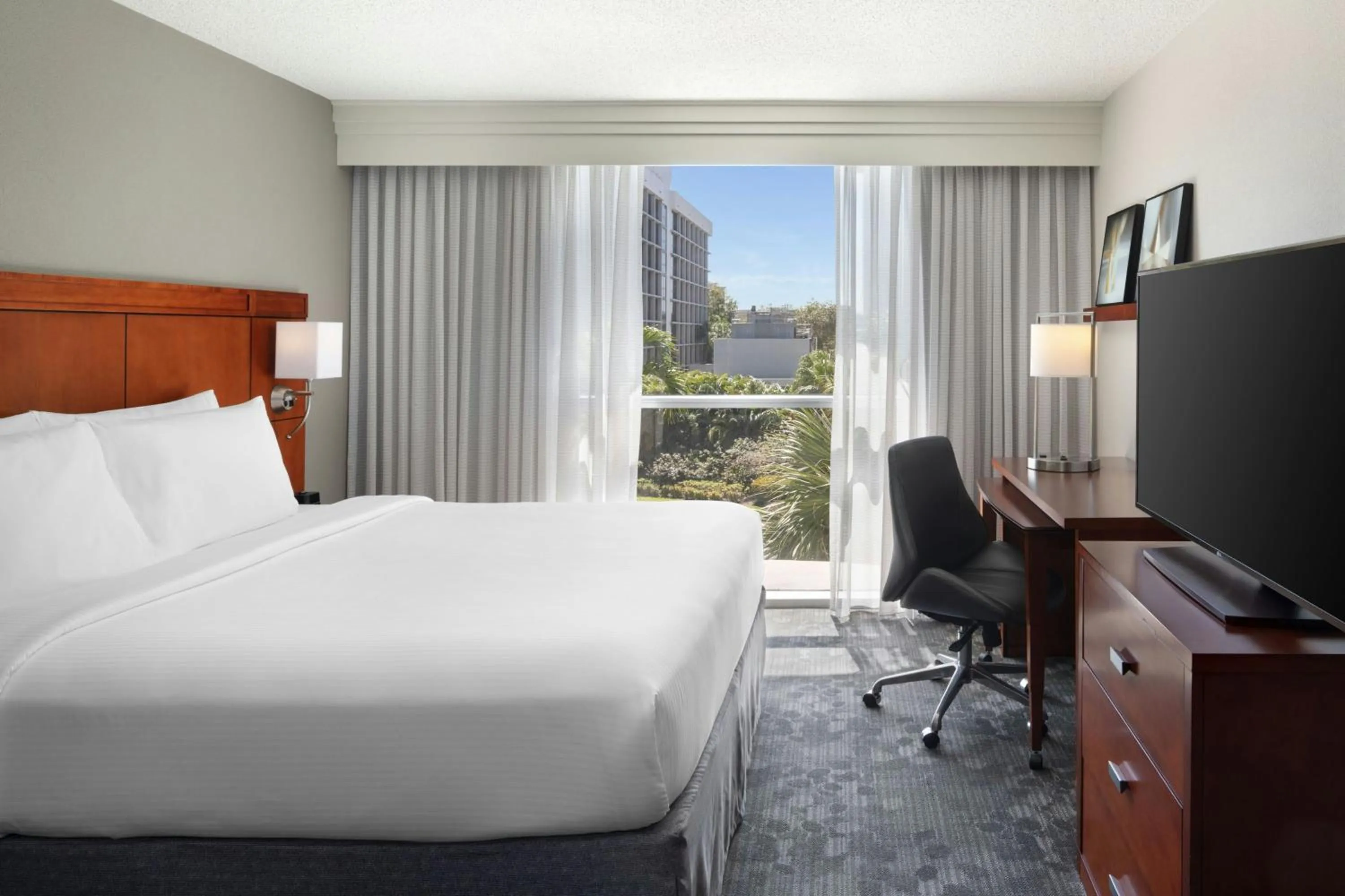 Photo of the whole room, Bed in Courtyard by Marriott Miami Airport