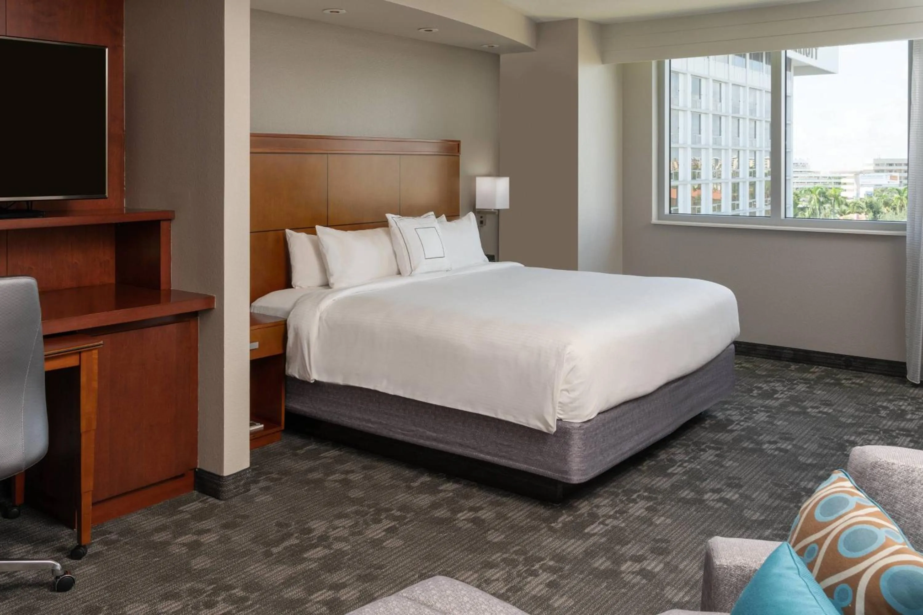 Photo of the whole room, Bed in Courtyard by Marriott Miami Airport