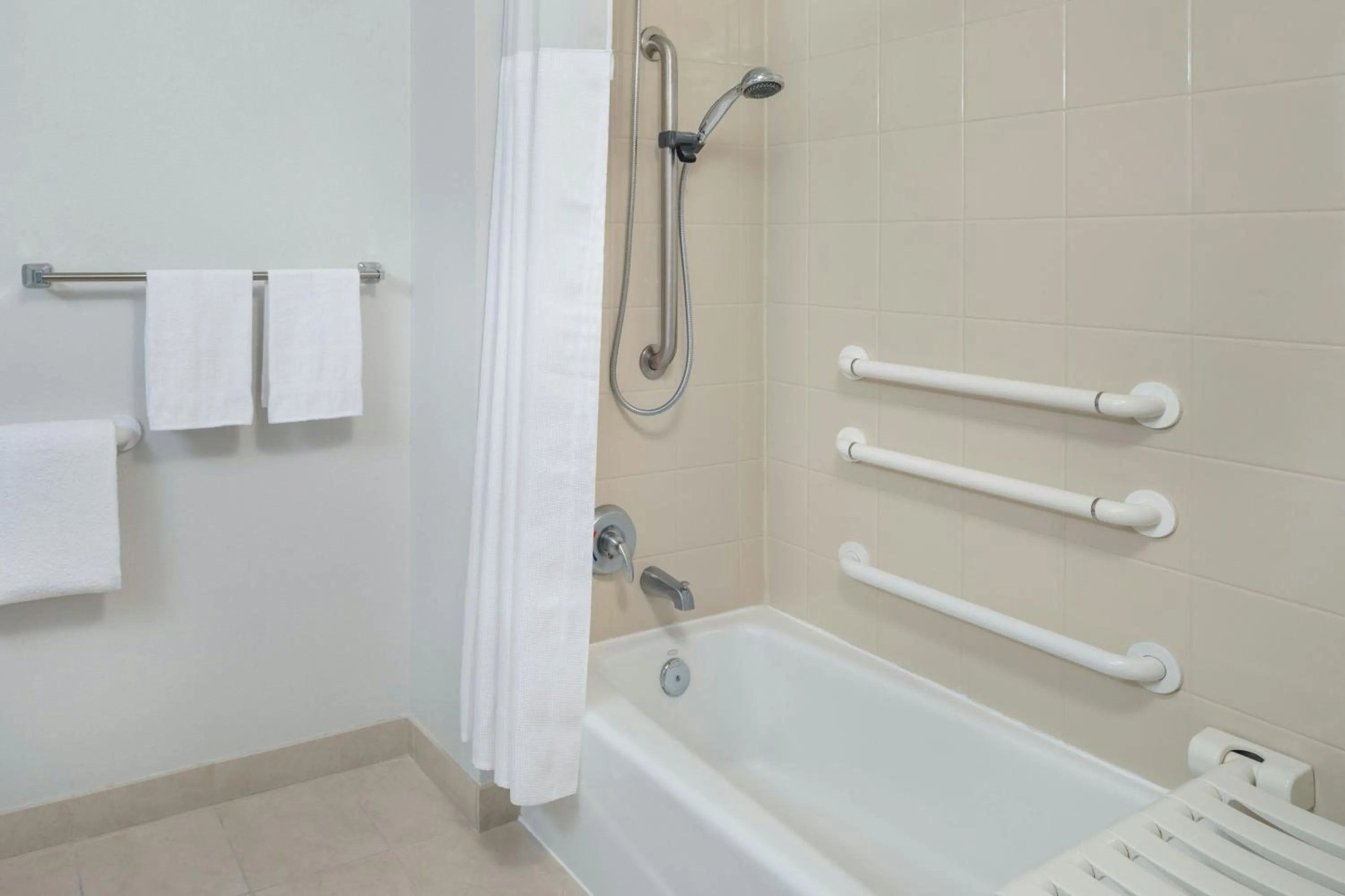 Photo of the whole room in Courtyard by Marriott Miami Airport