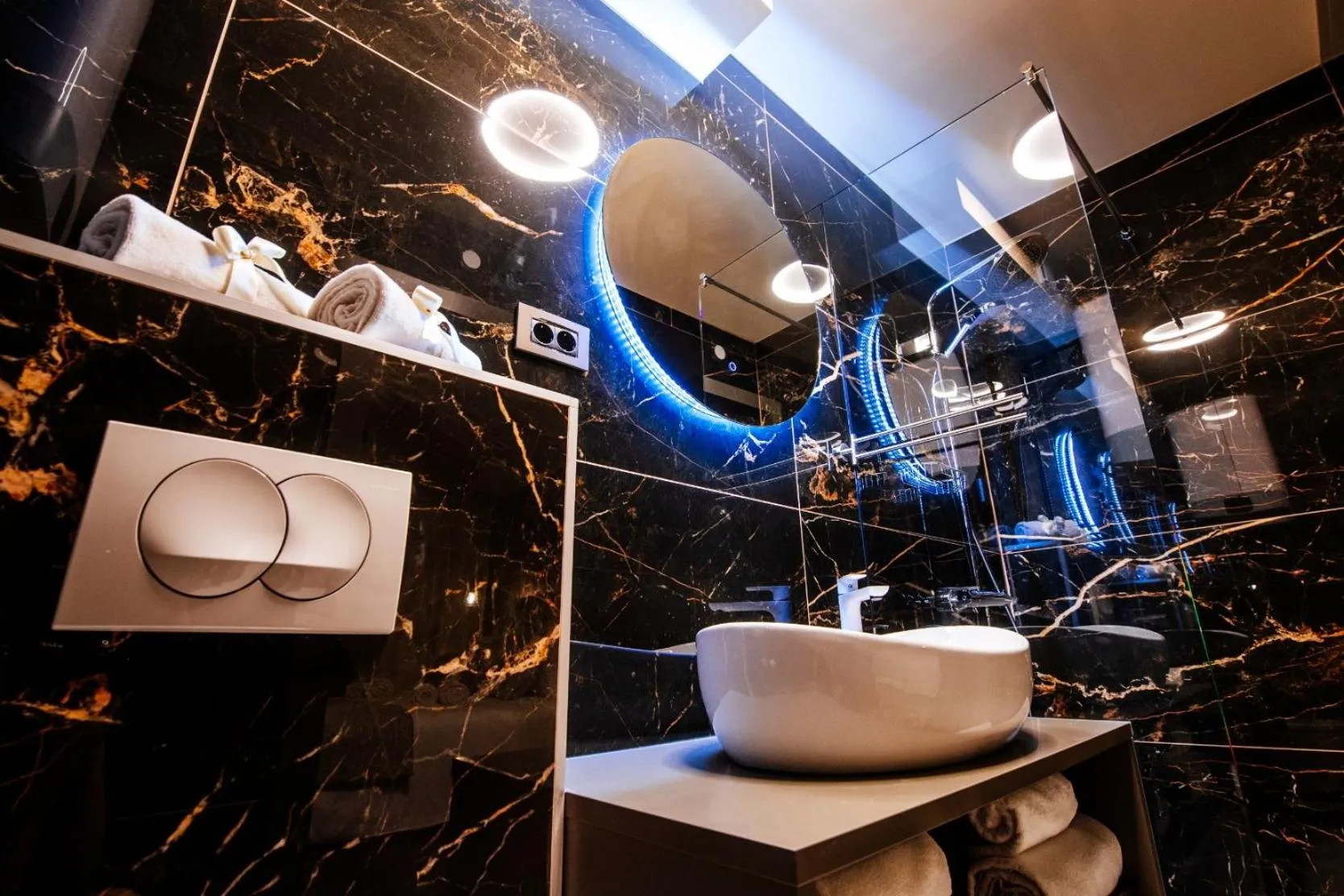 Shower in Luxury Rooms VINDEMIÆ