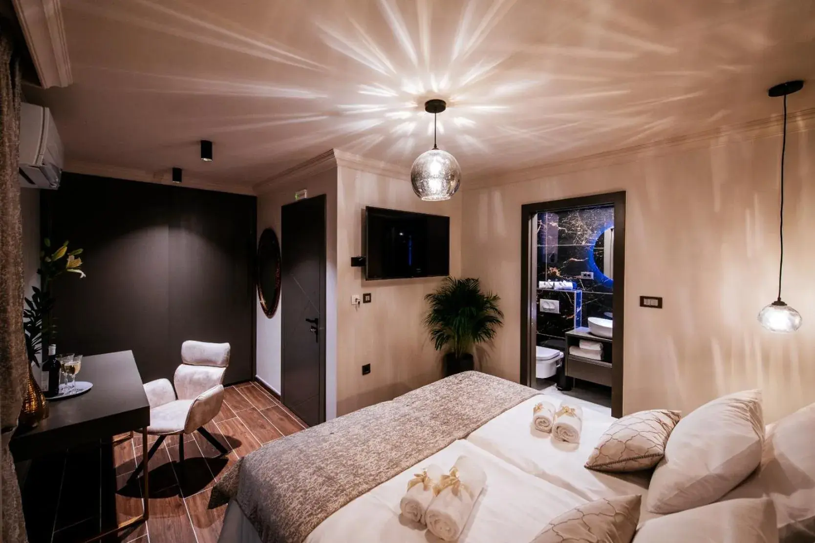 Double or Twin Room with Bathroom in Luxury Rooms VINDEMIÆ Double or Twin Room with Bathroom in Luxury Rooms VINDEMIÆ