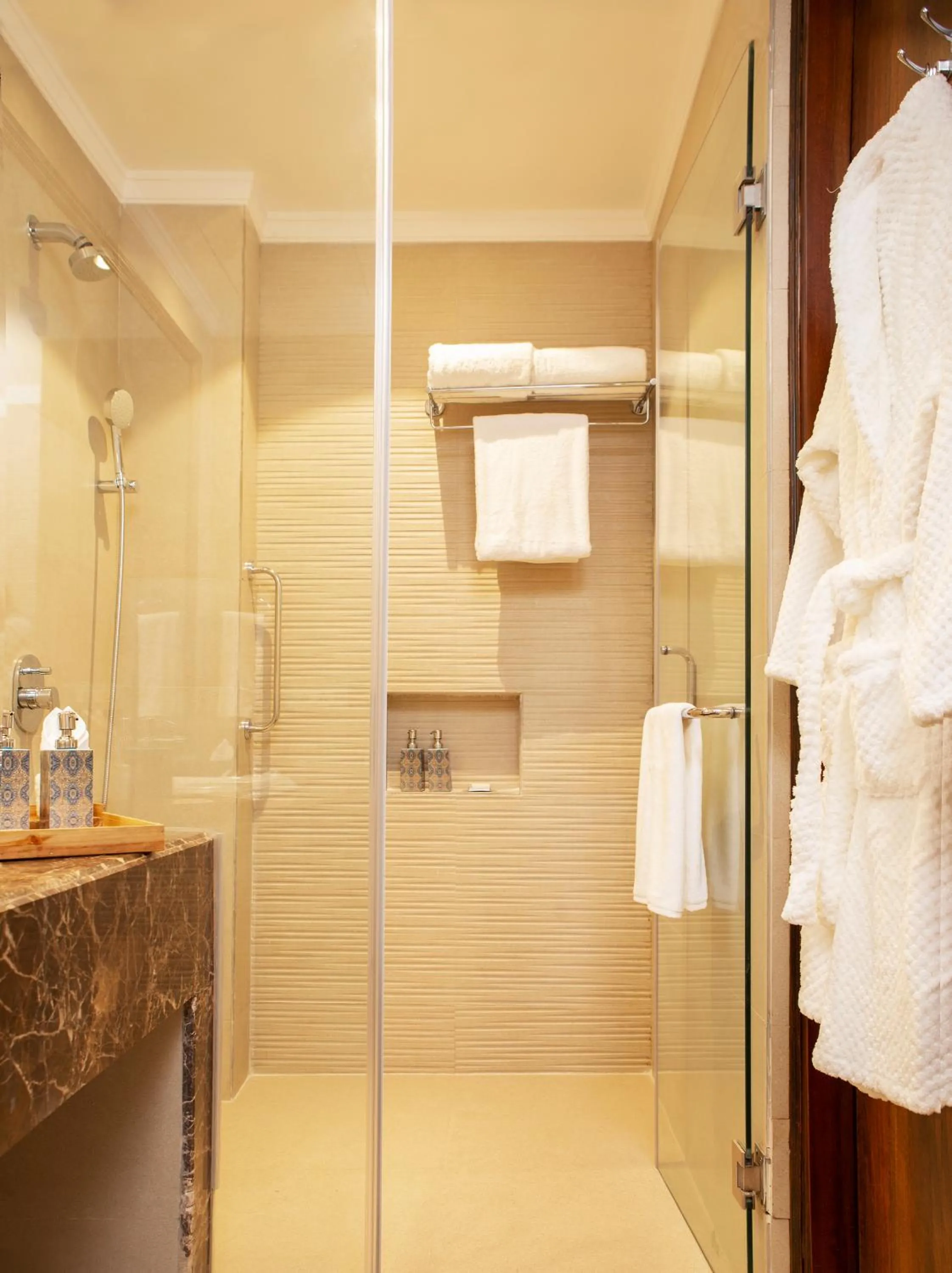 Bathroom in Daleside Manor, Boutique Hotel, Kasauli
