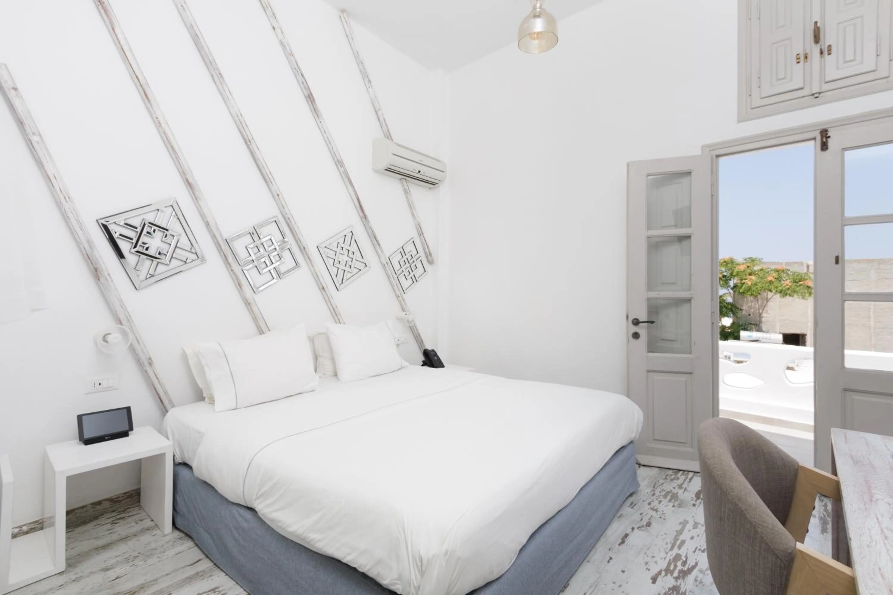 Photo of the whole room, Bed in The Museum Project Oia