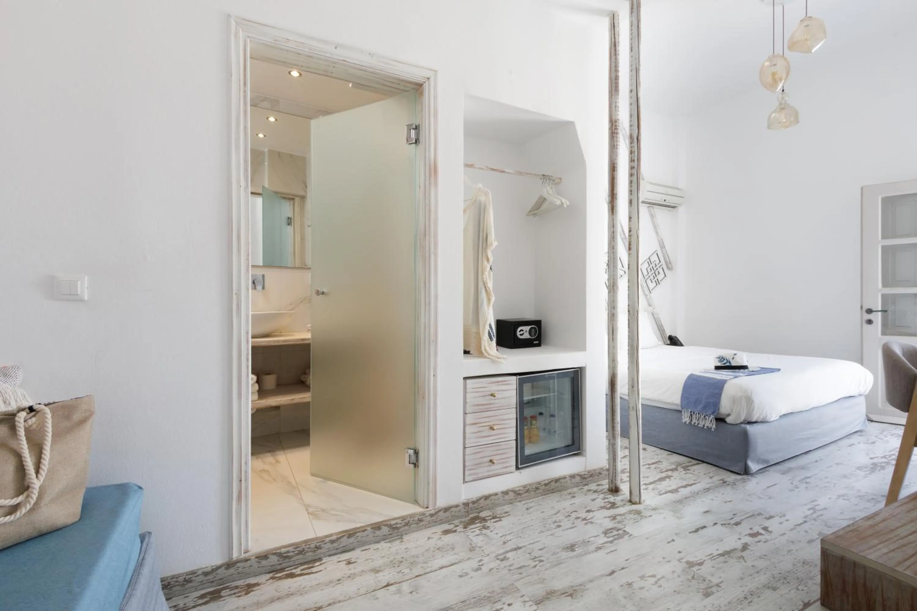 Photo of the whole room, Bed in The Museum Project Oia