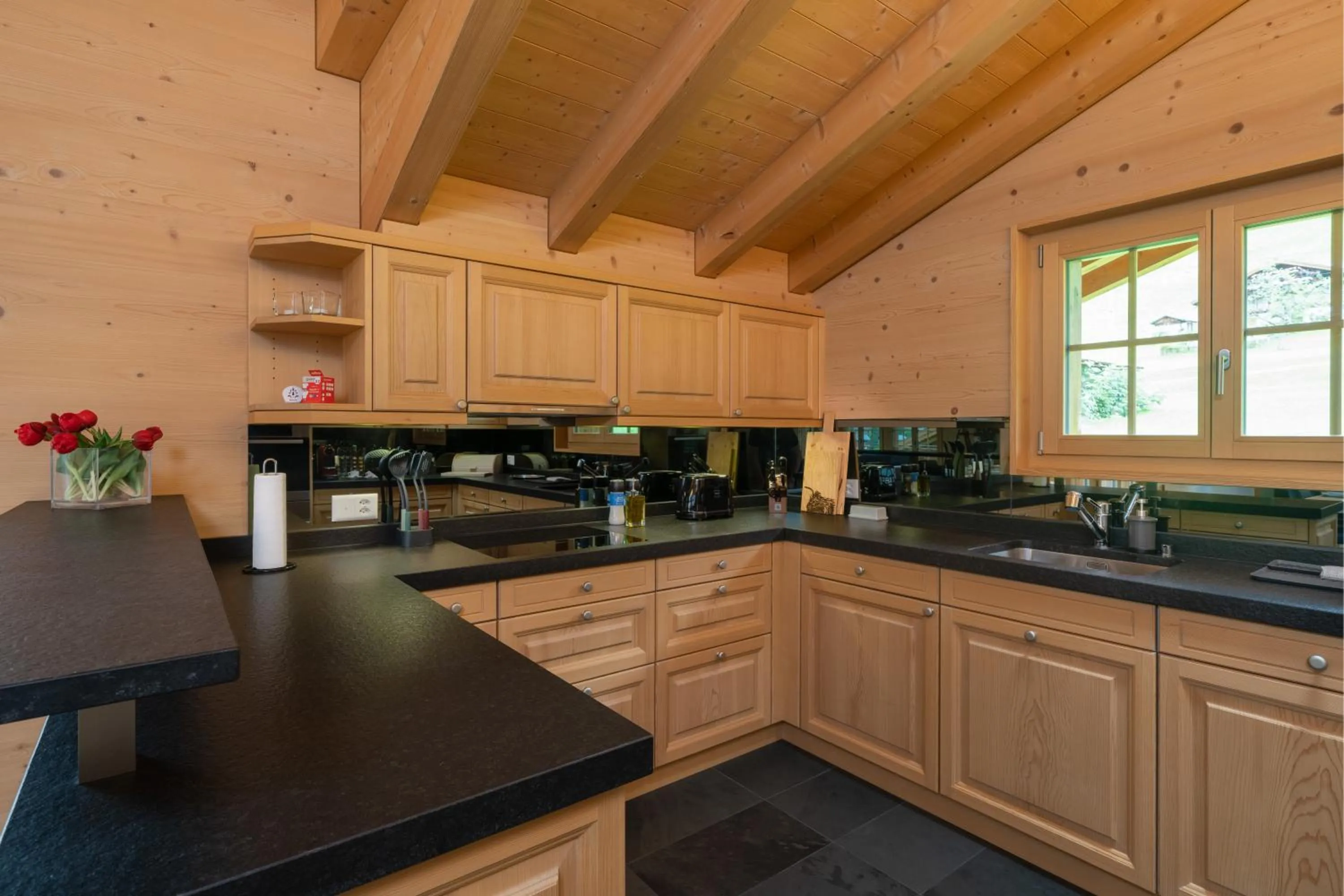 Kitchen or kitchenette in Chalet Alia and Apartments-Grindelwald by Swiss Hotel Apartments