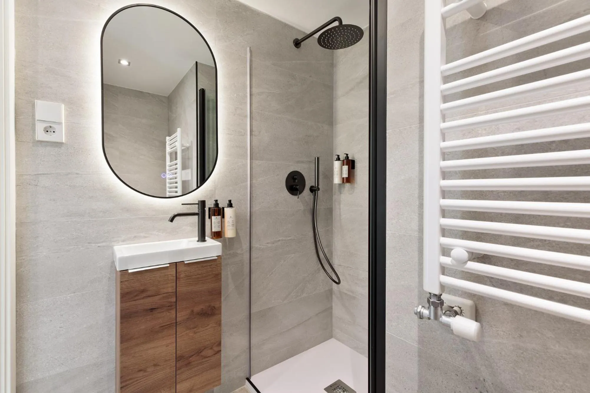 Shower in Sitges Group Blue&White