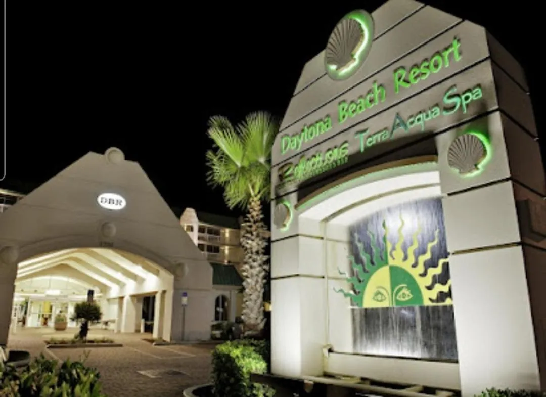 Stay ON the beach! Wonderful location!