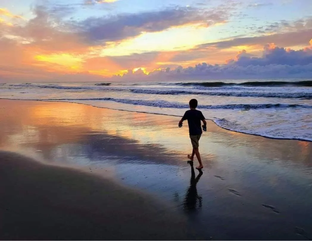 Stay ON the beach! Wonderful location!