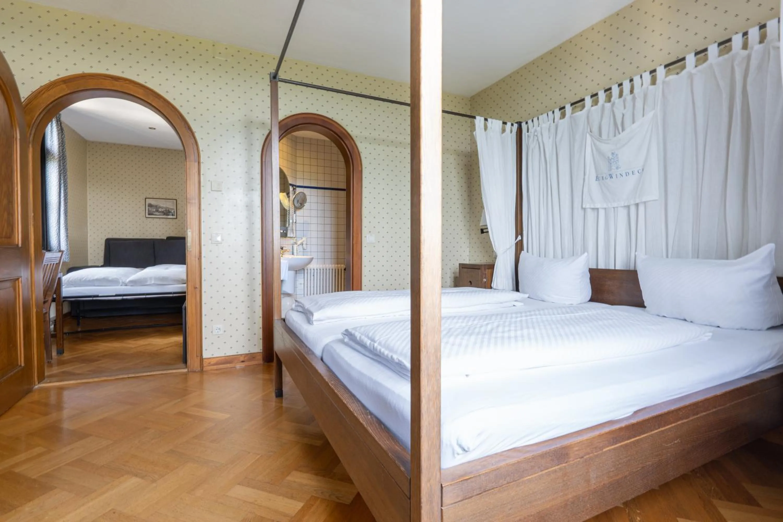 Bed in Burg Windeck ***S
