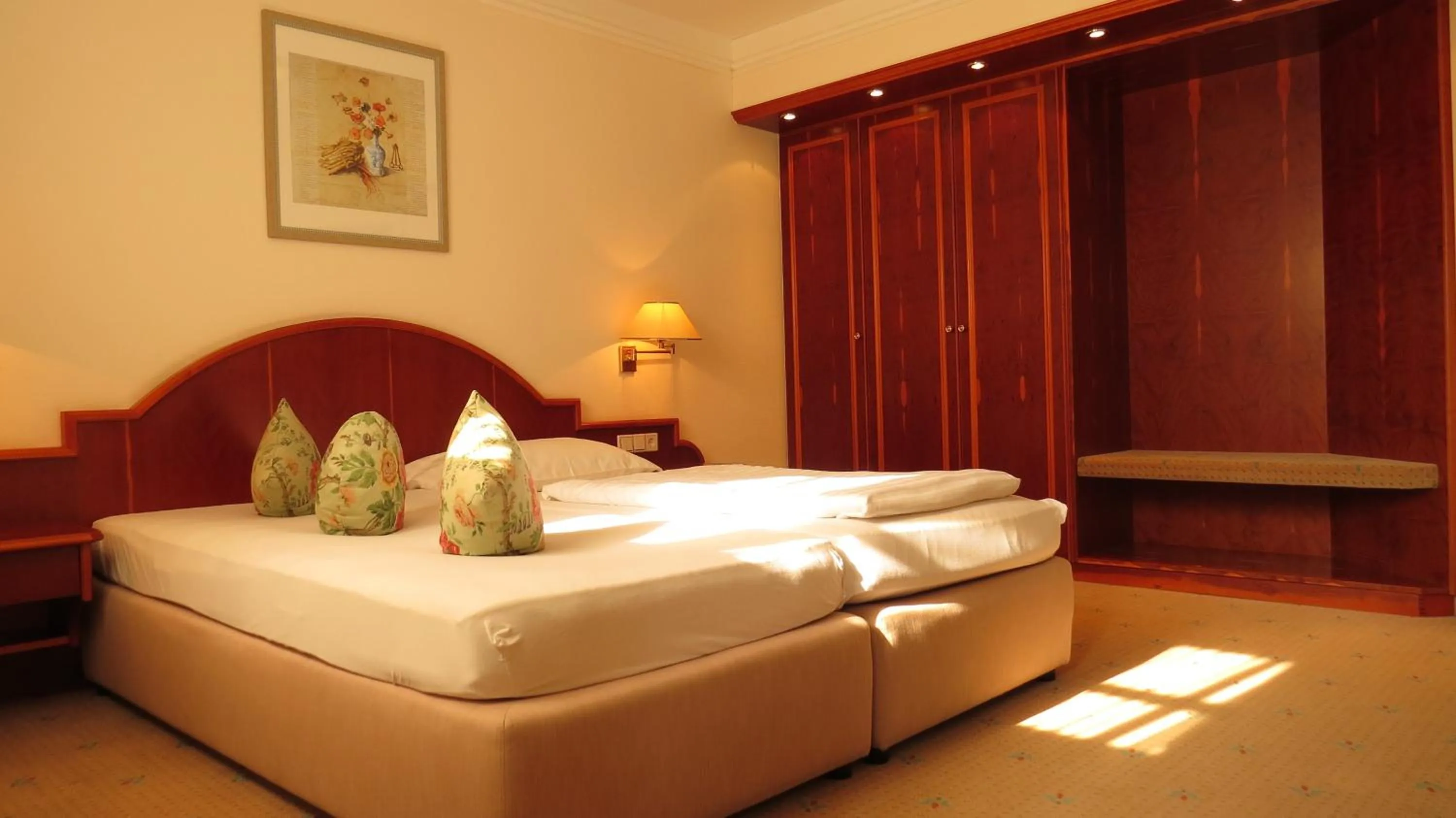 Photo of the whole room, Bed in Park Hotel am Schloss