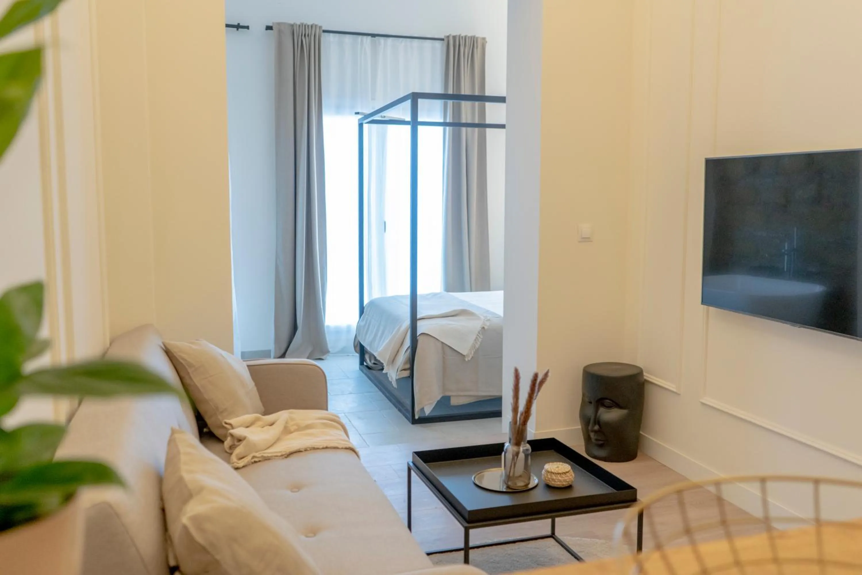 Living room, Bed in Suites Alfonso X