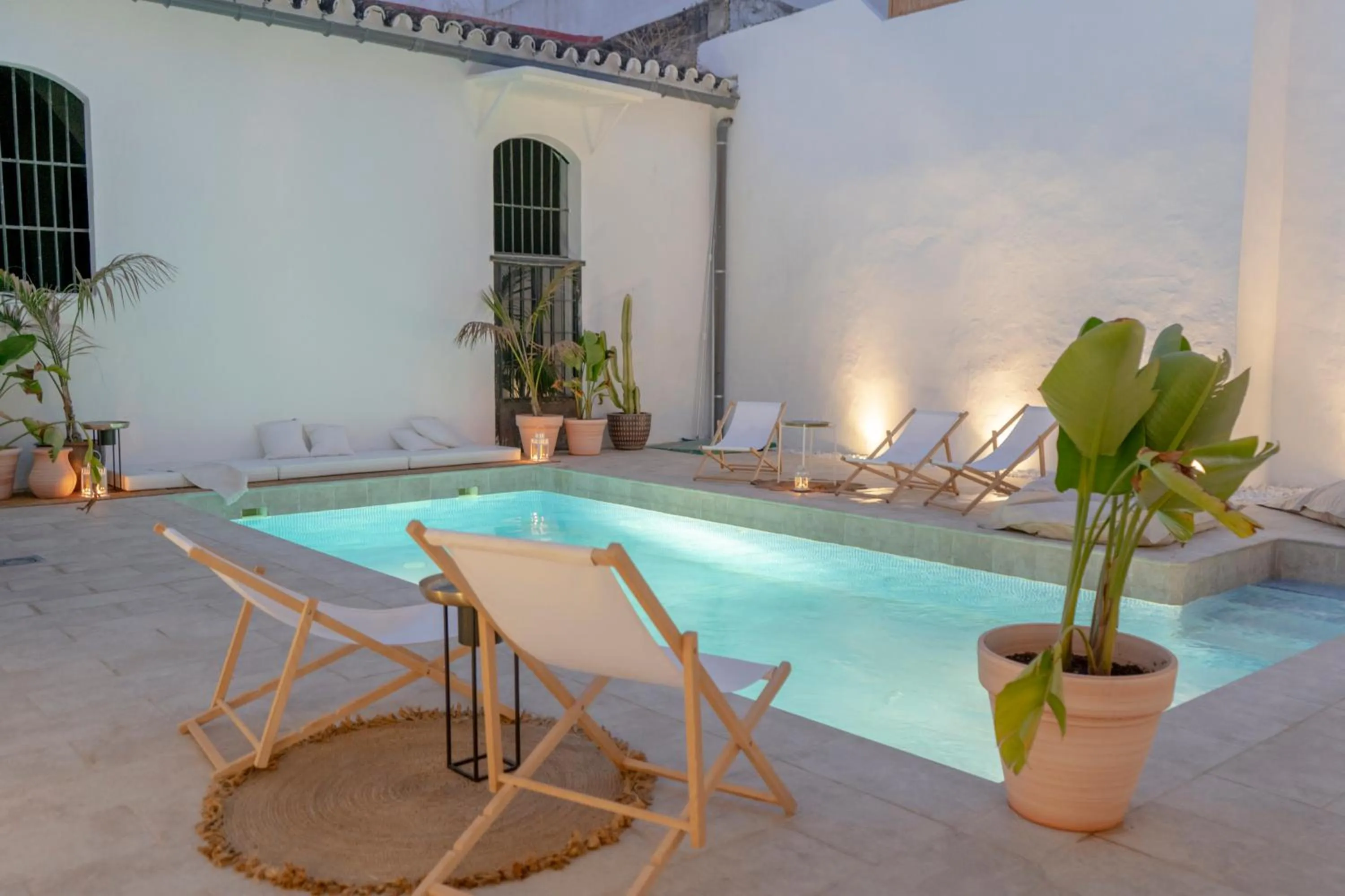 Swimming pool in Suites Alfonso X