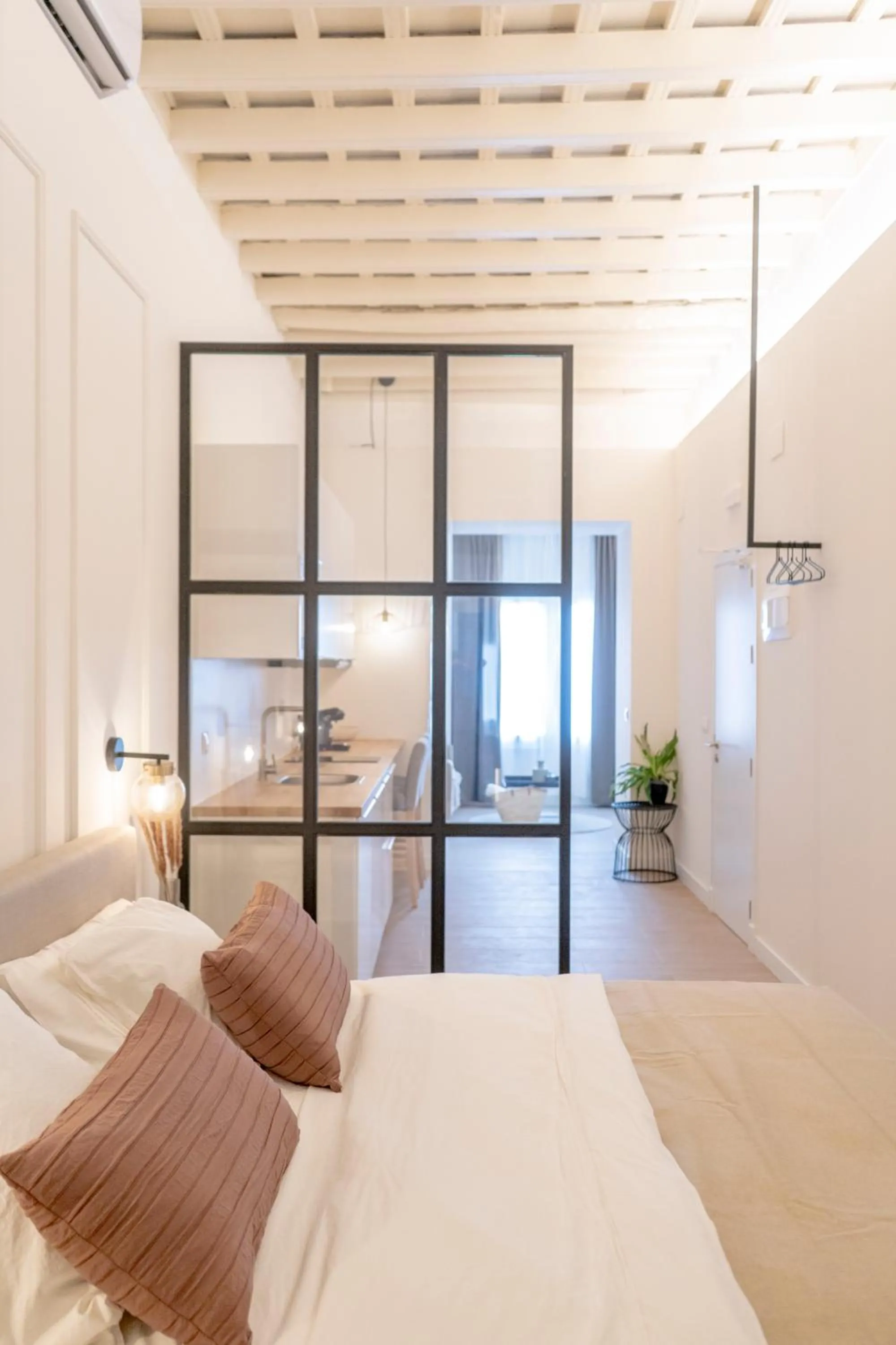 Photo of the whole room, Bed in Suites Alfonso X