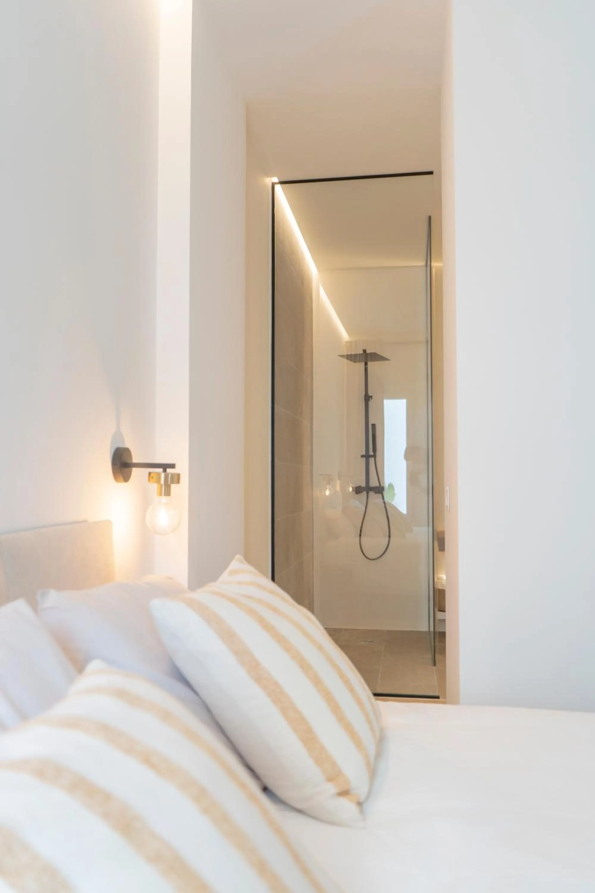 Shower, Bed in Suites Alfonso X