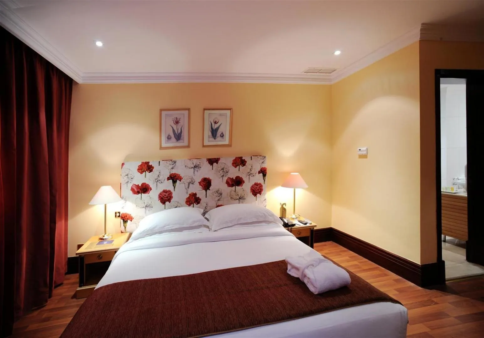 Bed in Le Royal Hotel