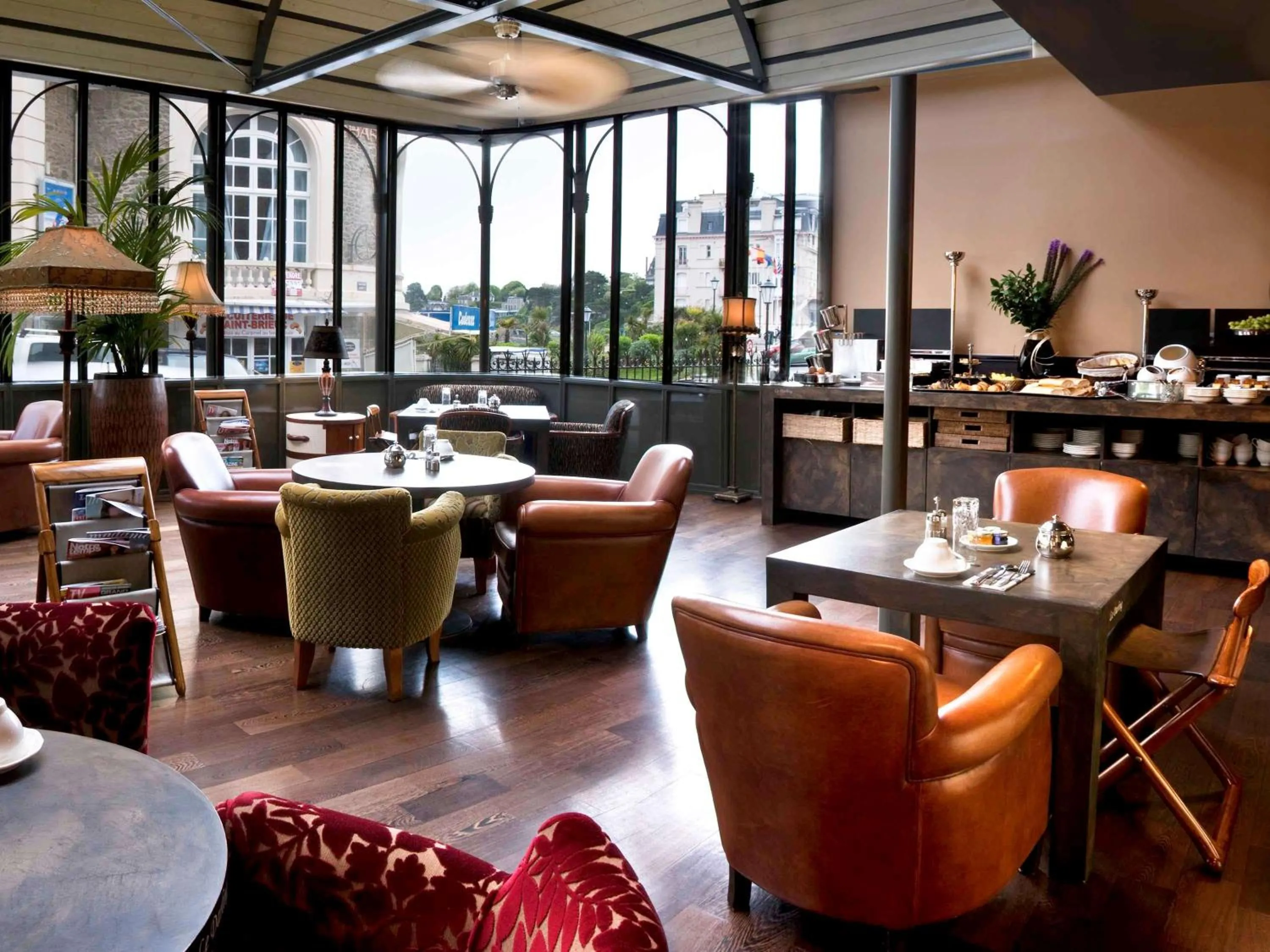 Lounge or bar in Royal Emeraude Hotel Dinard - MGallery Collection