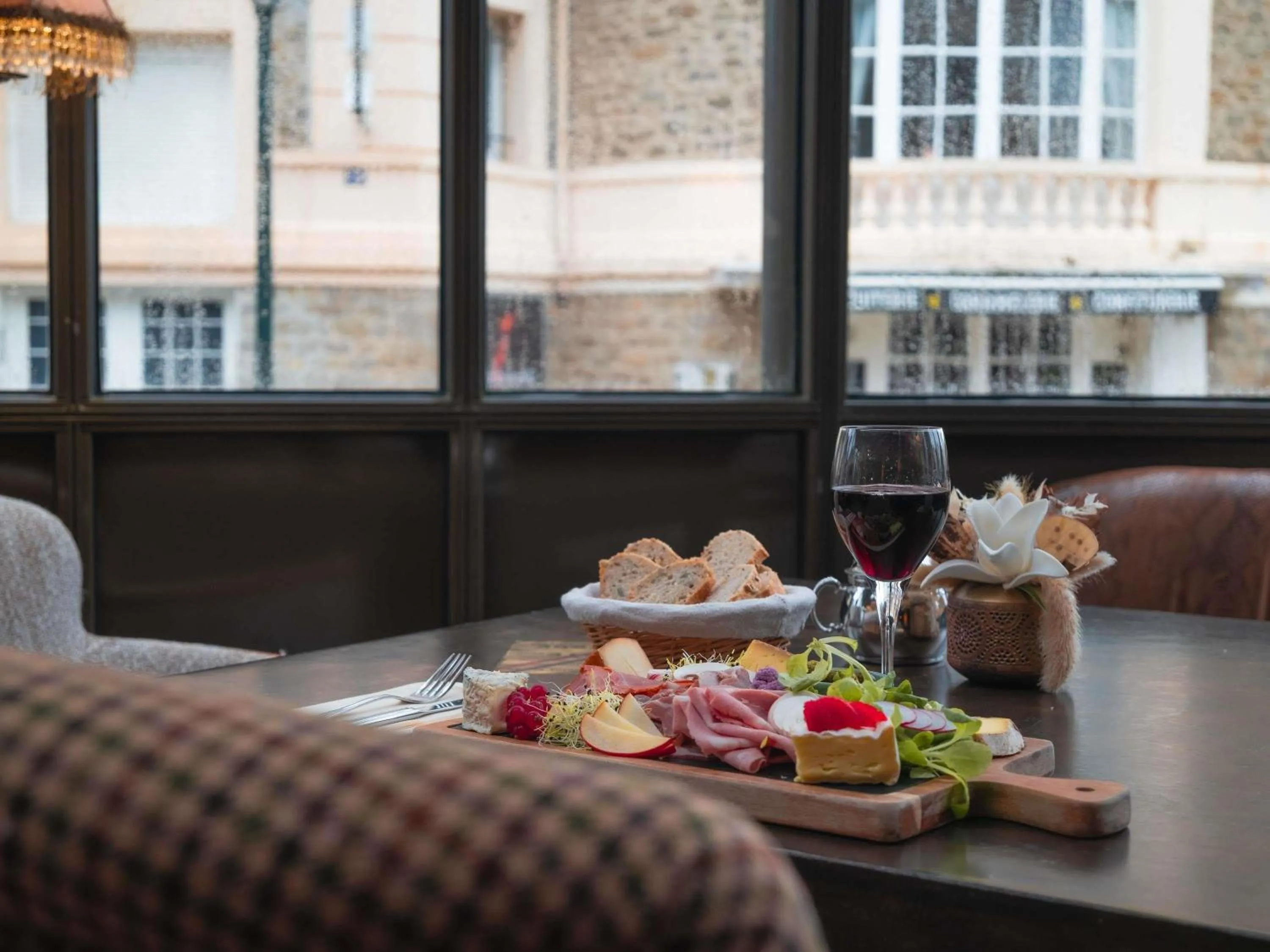 Lounge or bar in Royal Emeraude Hotel Dinard - MGallery Collection