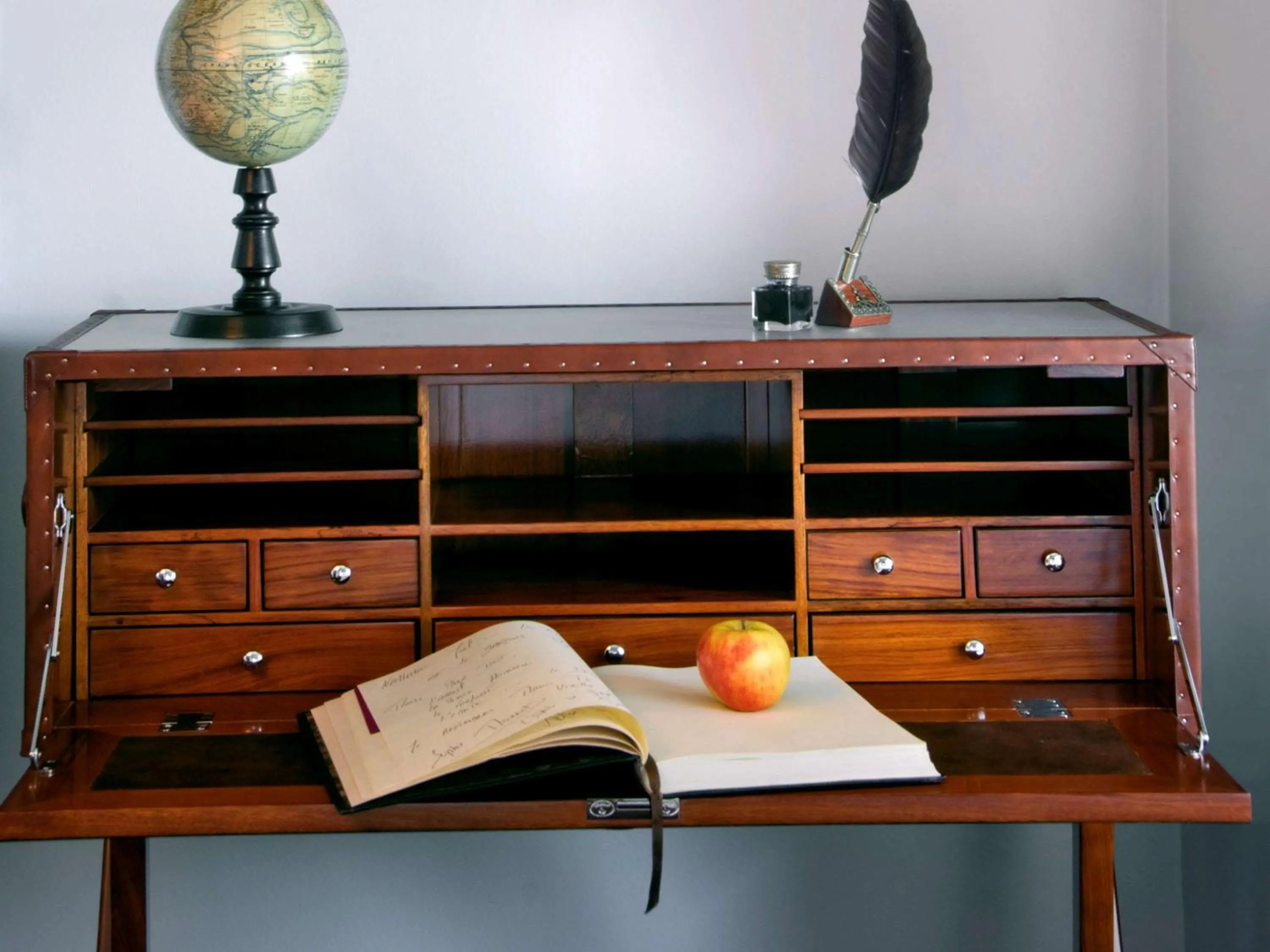 Photo of the whole room in Royal Emeraude Hotel Dinard - MGallery Collection