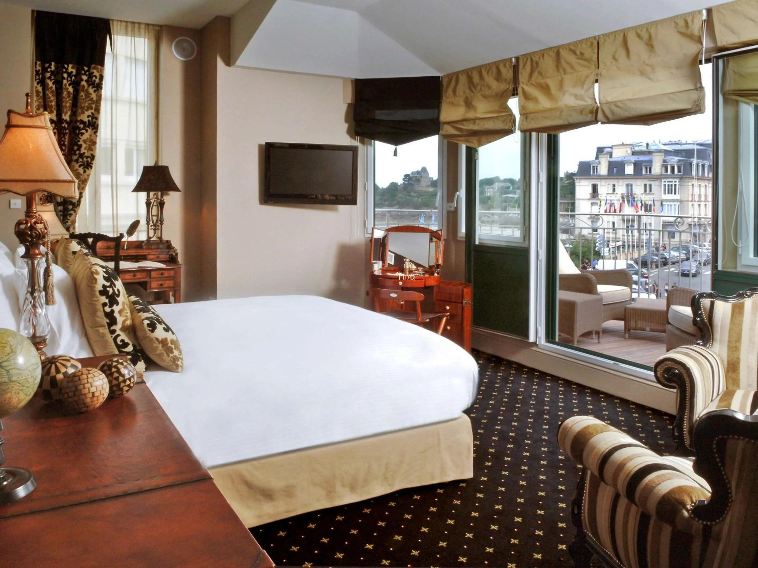 Photo of the whole room, Bed in Royal Emeraude Hotel Dinard - MGallery Collection