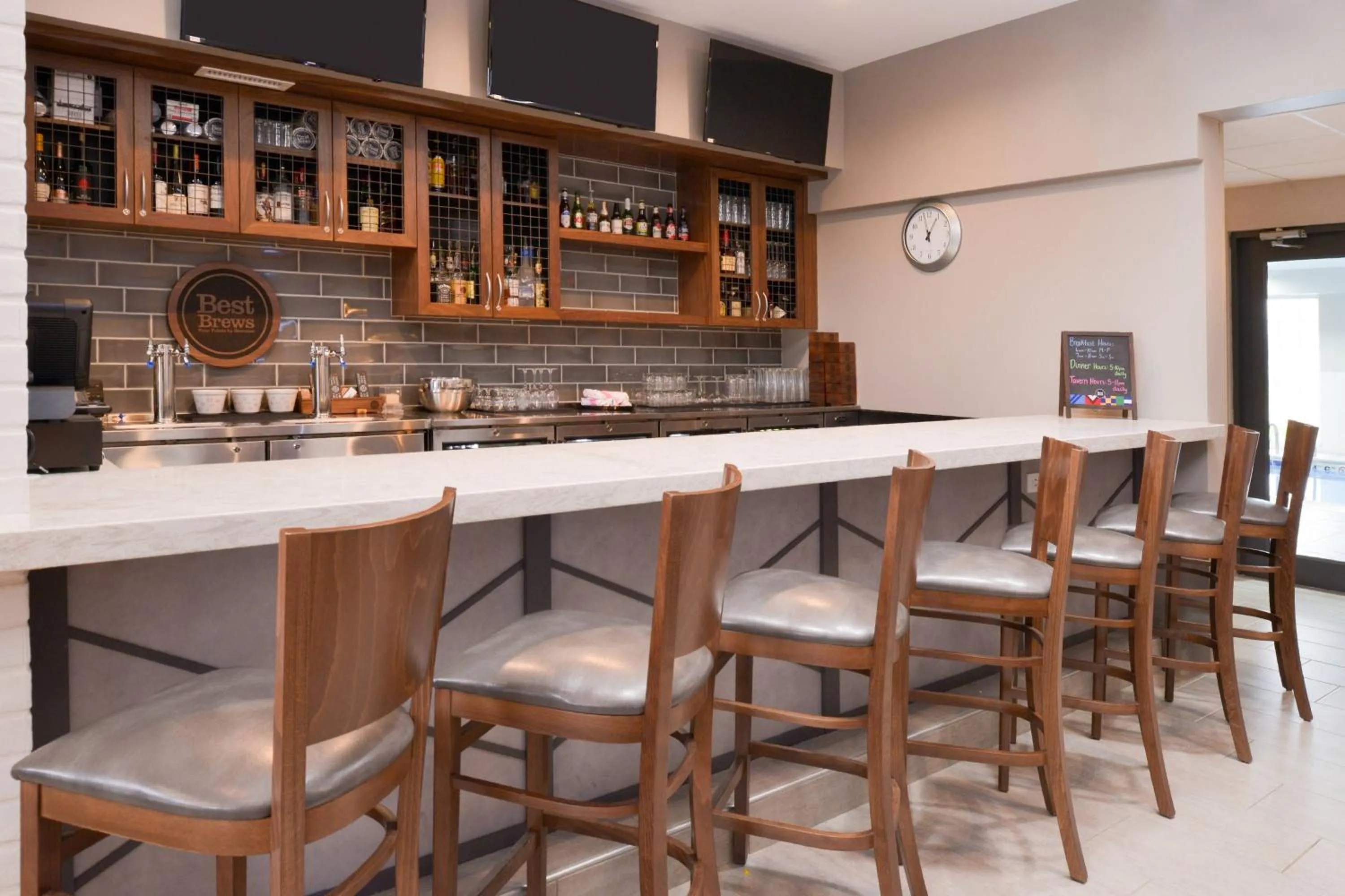 Lounge or bar in Four Points By Sheraton Mount Prospect O’Hare