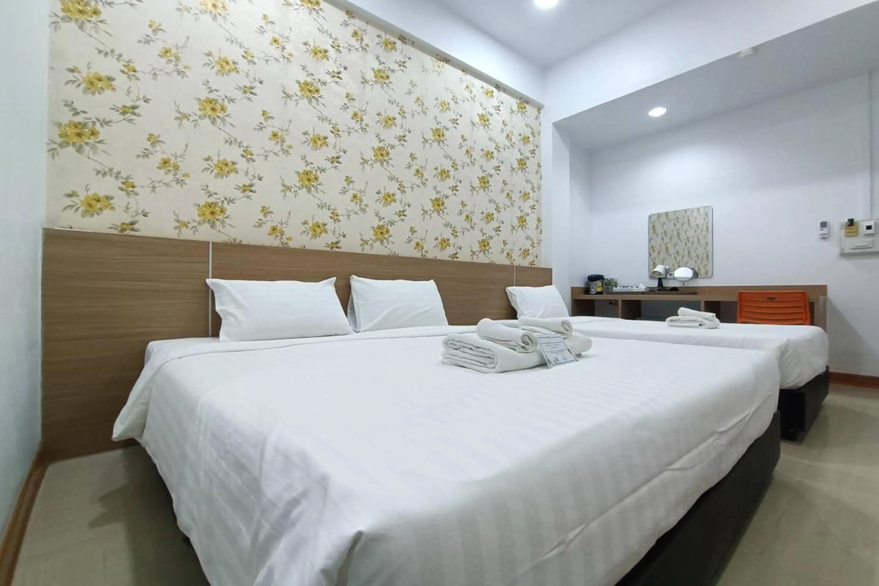 Bed in Top Inn Hotel พร้อมอาหารเช้า ใกล้วัดป่าวังน้ำเย็นและสถานที่ท่องเที่ยว