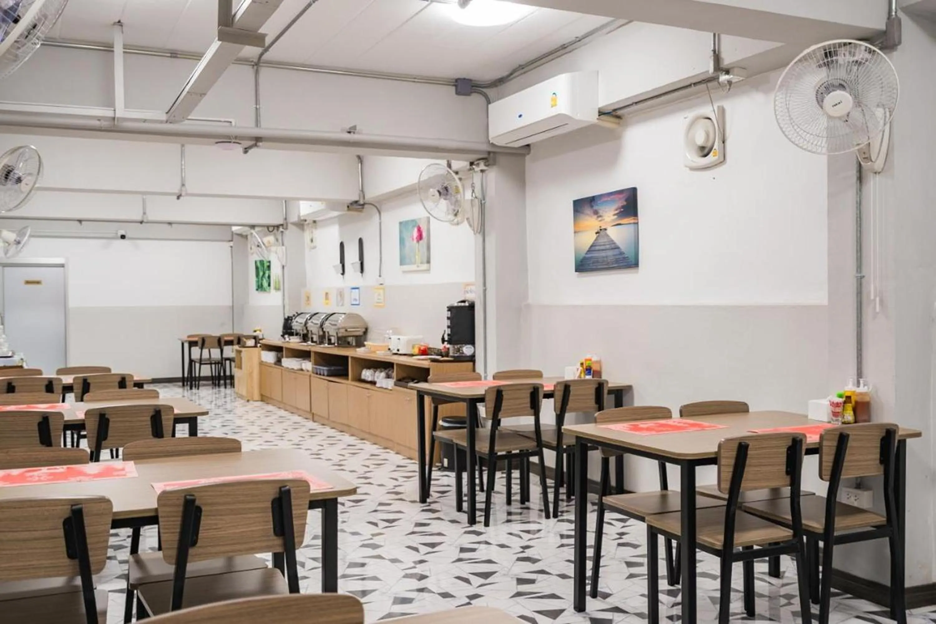 Restaurant/places to eat in Top Inn Hotel พร้อมอาหารเช้า ใกล้วัดป่าวังน้ำเย็นและสถานที่ท่องเที่ยว