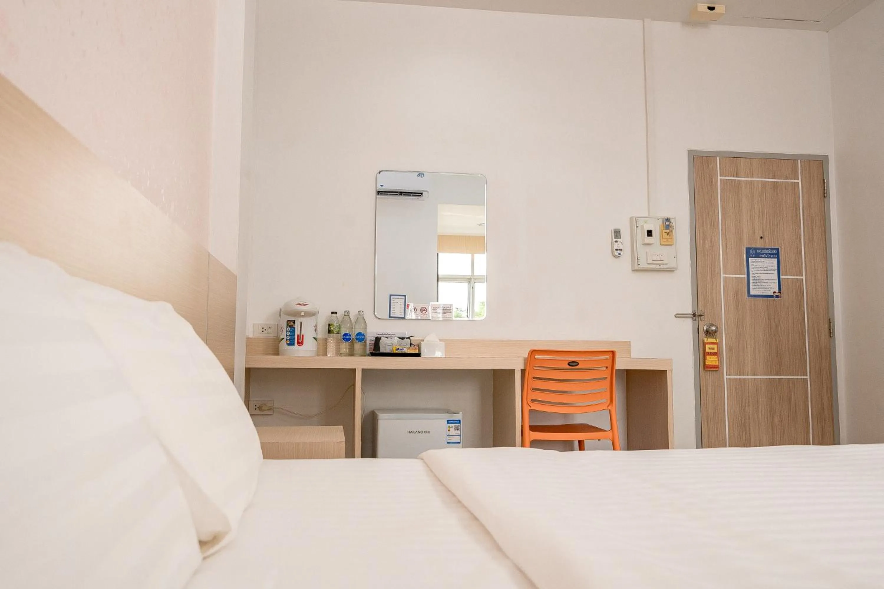 Bed in Top Inn Hotel พร้อมอาหารเช้า ใกล้วัดป่าวังน้ำเย็นและสถานที่ท่องเที่ยว