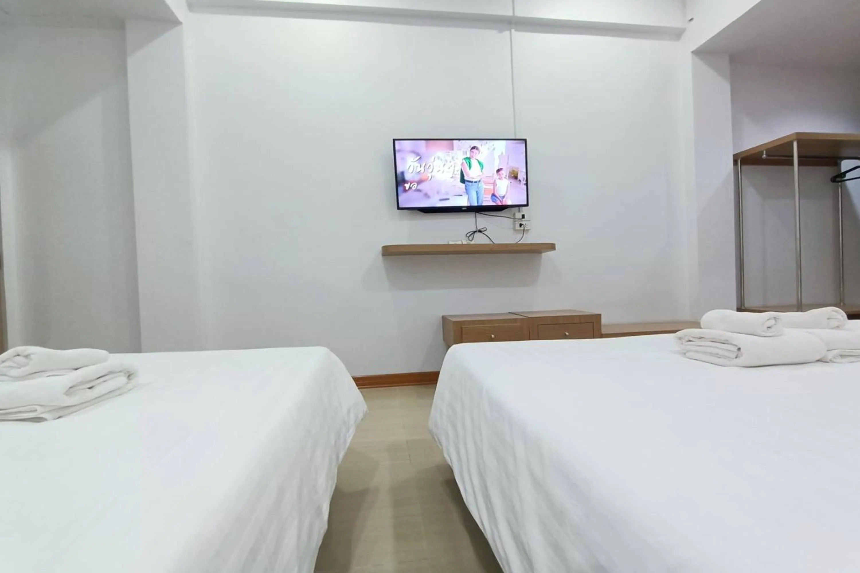 Bed in Top Inn Hotel พร้อมอาหารเช้า ใกล้วัดป่าวังน้ำเย็นและสถานที่ท่องเที่ยว