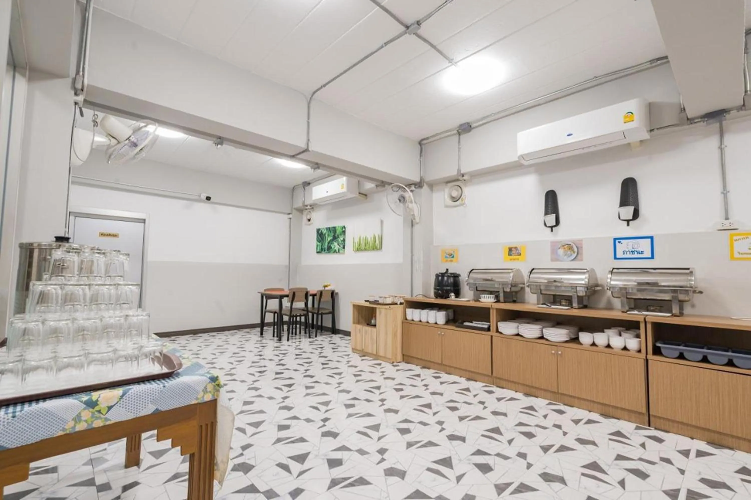 Breakfast in Top Inn Hotel พร้อมอาหารเช้า ใกล้วัดป่าวังน้ำเย็นและสถานที่ท่องเที่ยว