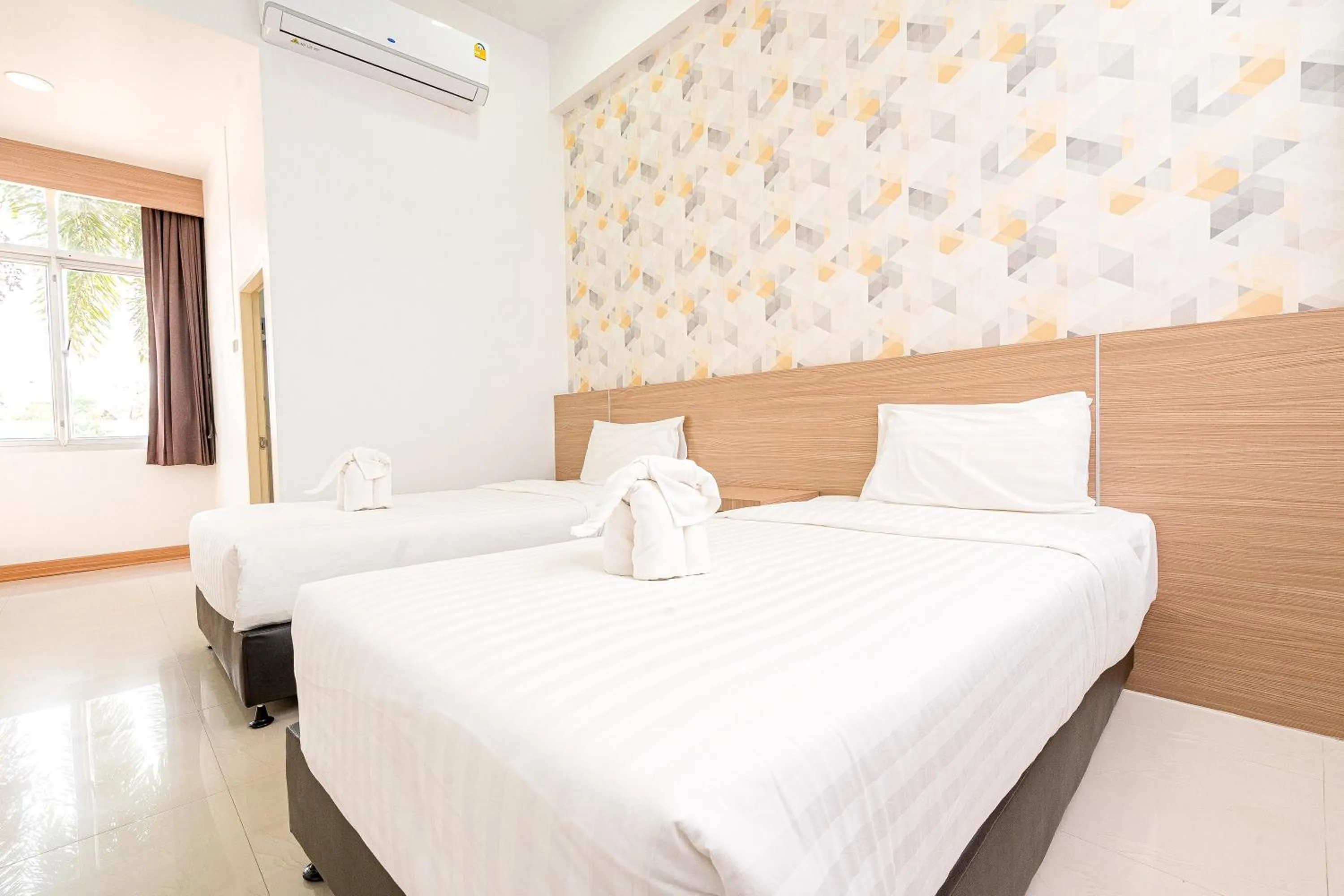 Bed in Top Inn Hotel พร้อมอาหารเช้า ใกล้วัดป่าวังน้ำเย็นและสถานที่ท่องเที่ยว