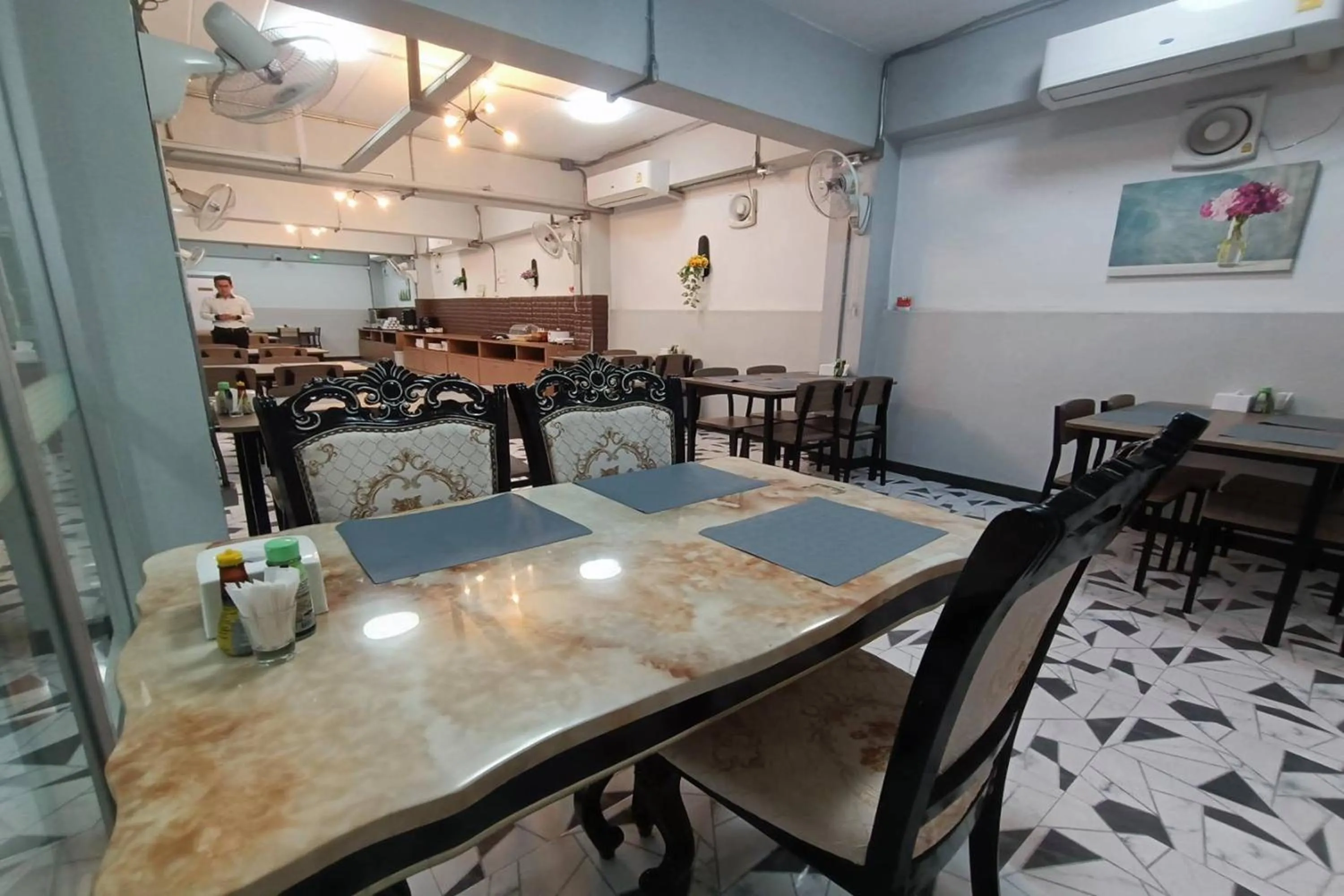 Restaurant/places to eat in Top Inn Hotel พร้อมอาหารเช้า ใกล้วัดป่าวังน้ำเย็นและสถานที่ท่องเที่ยว