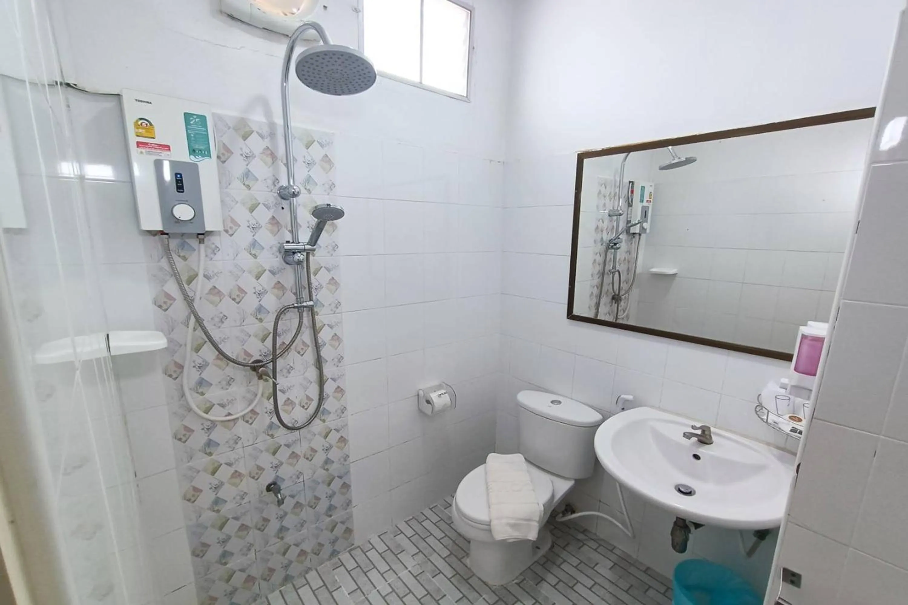 Bathroom in Top Inn Hotel พร้อมอาหารเช้า ใกล้วัดป่าวังน้ำเย็นและสถานที่ท่องเที่ยว