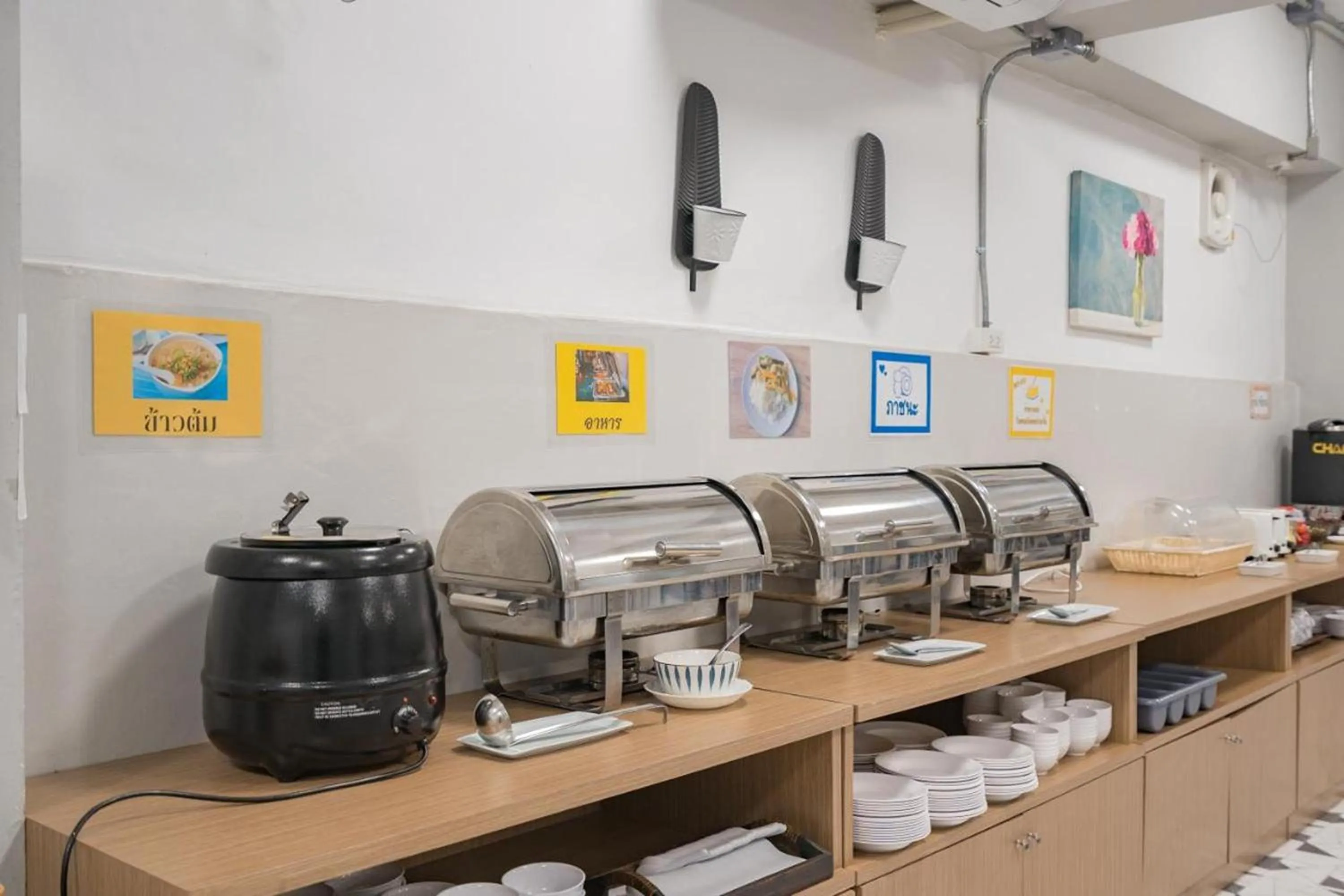 Restaurant/places to eat in Top Inn Hotel พร้อมอาหารเช้า ใกล้วัดป่าวังน้ำเย็นและสถานที่ท่องเที่ยว