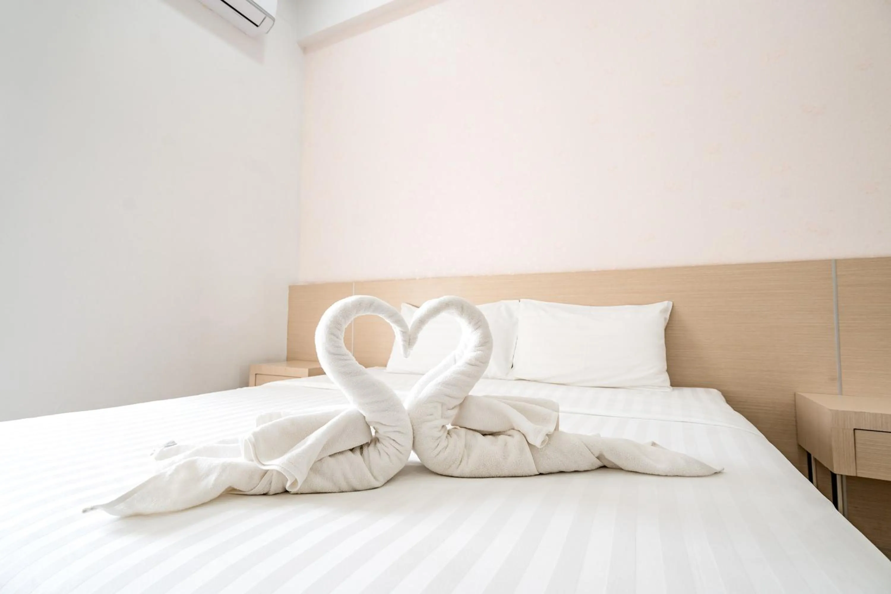 Bed in Top Inn Hotel พร้อมอาหารเช้า ใกล้วัดป่าวังน้ำเย็นและสถานที่ท่องเที่ยว