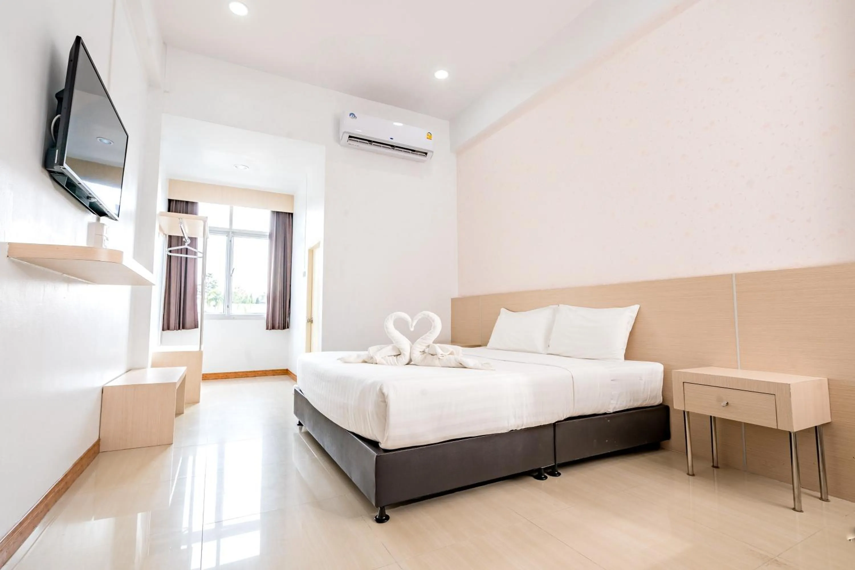 Bed in Top Inn Hotel พร้อมอาหารเช้า ใกล้วัดป่าวังน้ำเย็นและสถานที่ท่องเที่ยว