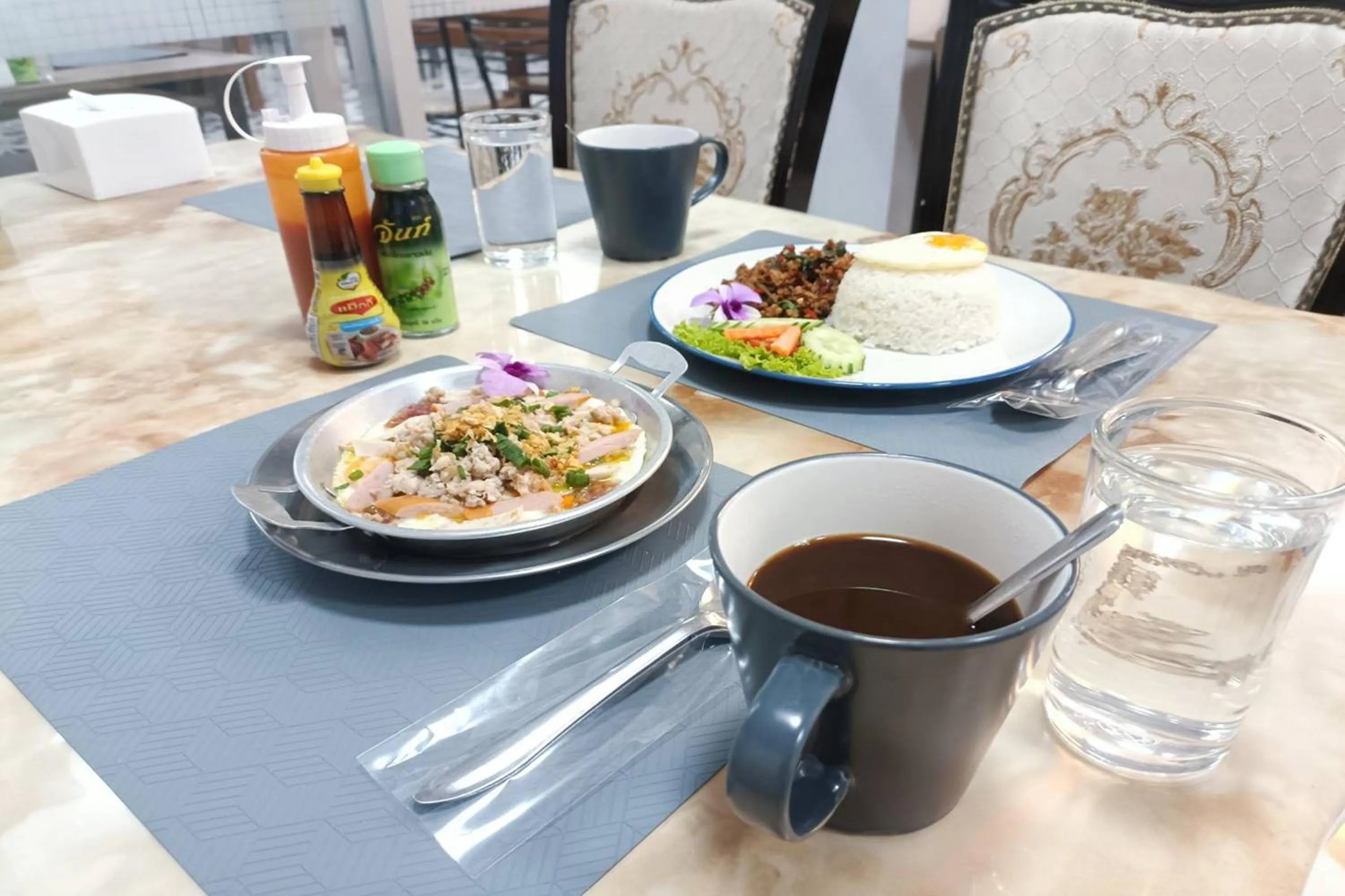 Breakfast in Top Inn Hotel พร้อมอาหารเช้า ใกล้วัดป่าวังน้ำเย็นและสถานที่ท่องเที่ยว