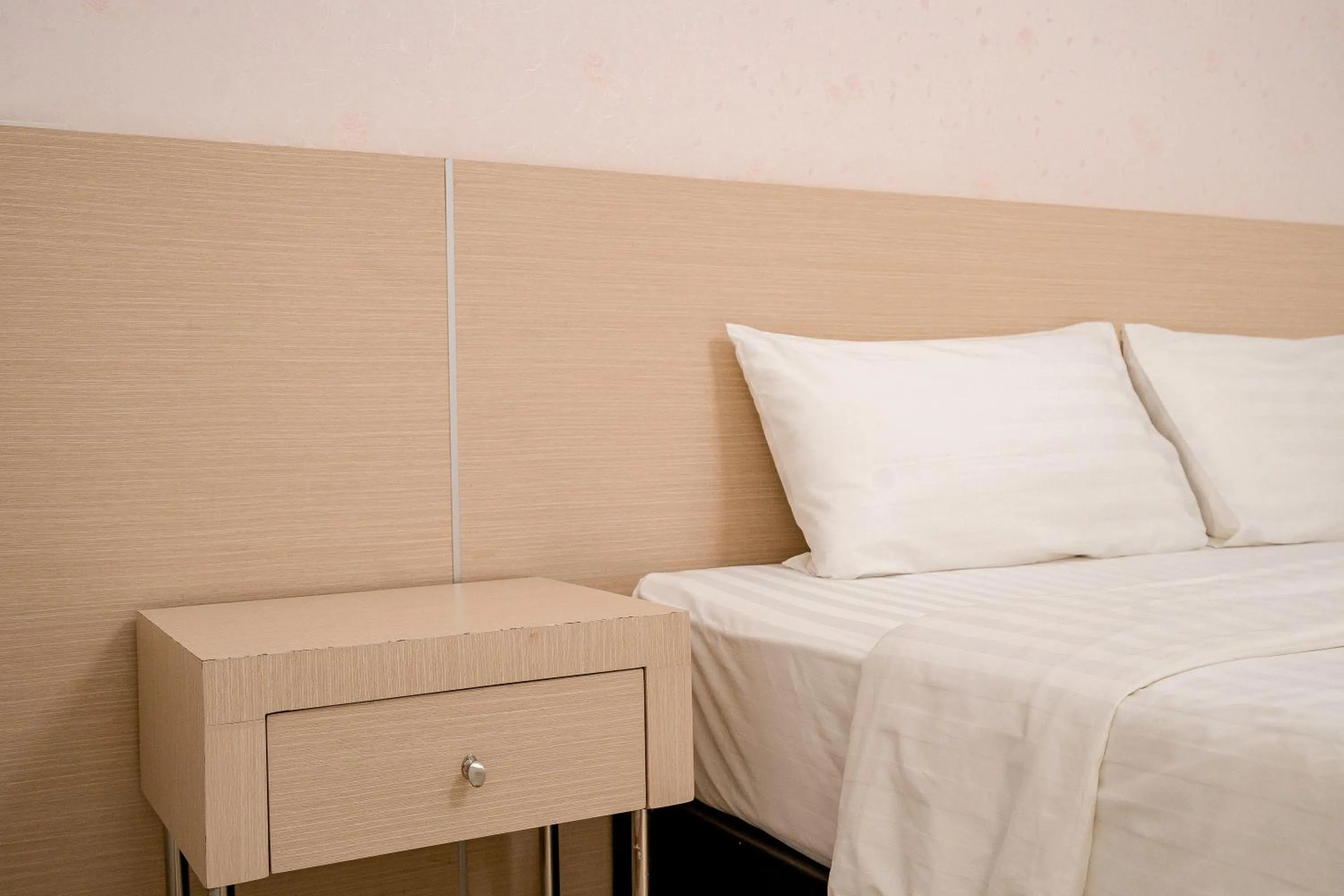 Bed in Top Inn Hotel พร้อมอาหารเช้า ใกล้วัดป่าวังน้ำเย็นและสถานที่ท่องเที่ยว