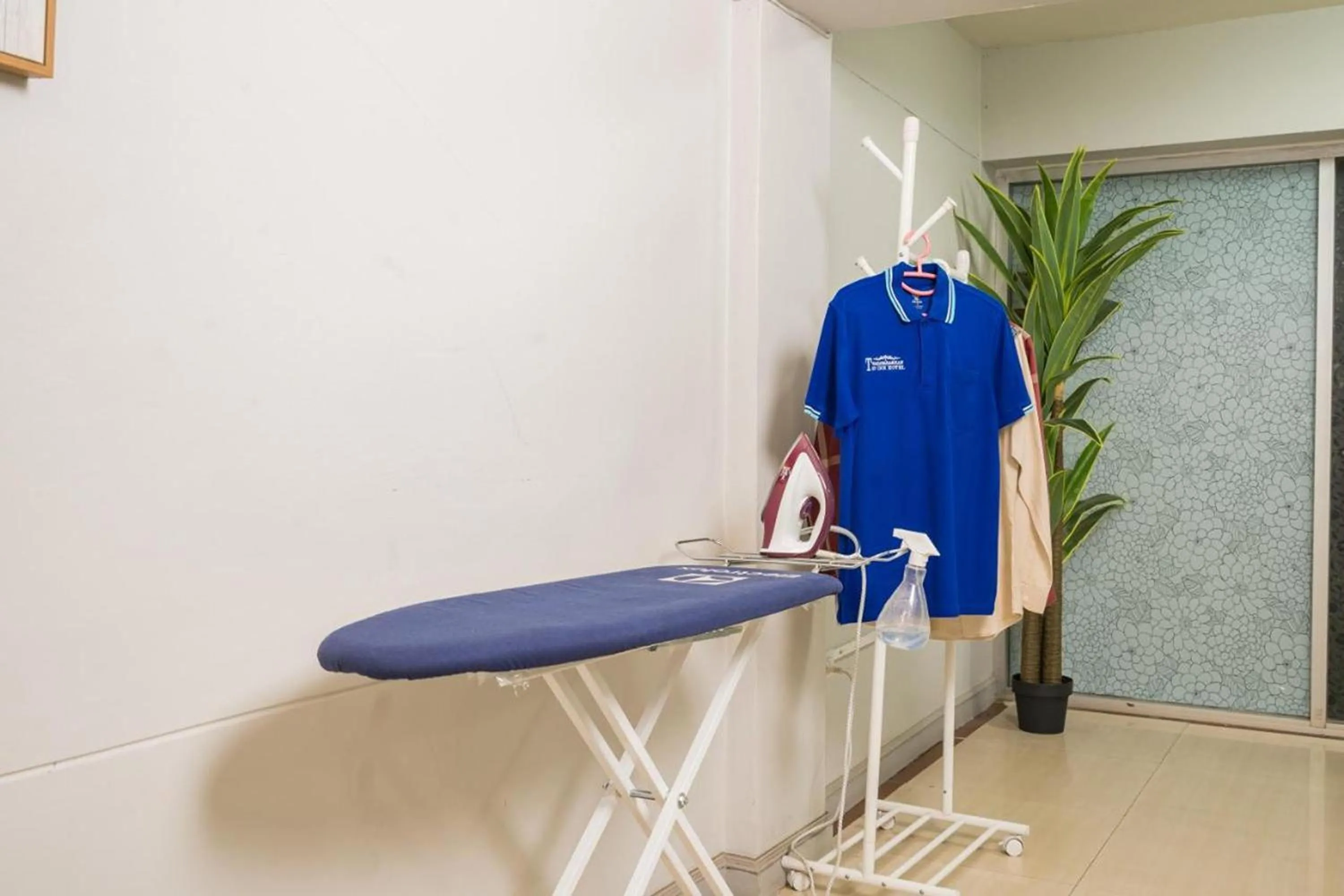 Property building in Top Inn Hotel พร้อมอาหารเช้า ใกล้วัดป่าวังน้ำเย็นและสถานที่ท่องเที่ยว