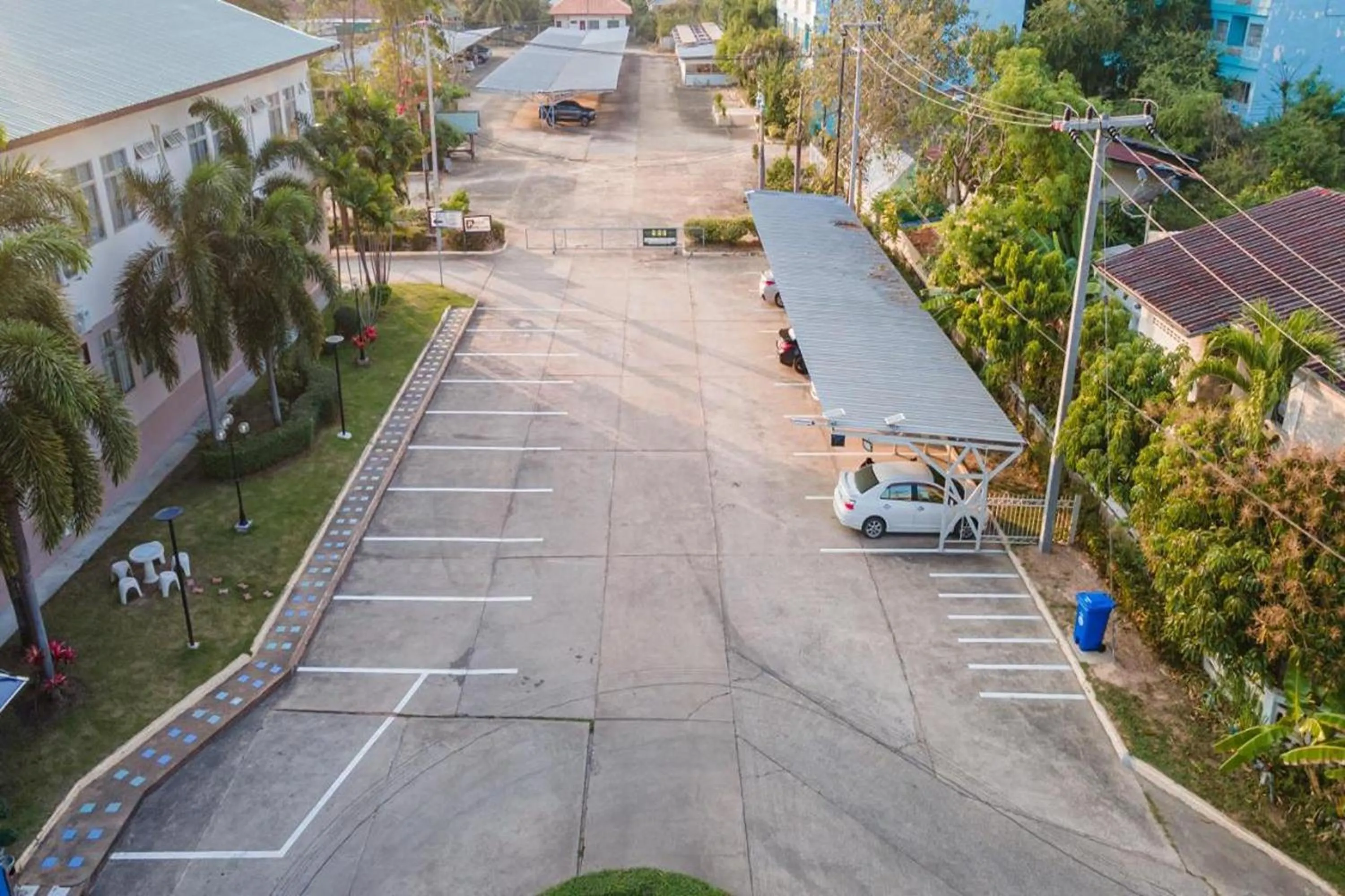 Street view in Top Inn Hotel พร้อมอาหารเช้า ใกล้วัดป่าวังน้ำเย็นและสถานที่ท่องเที่ยว